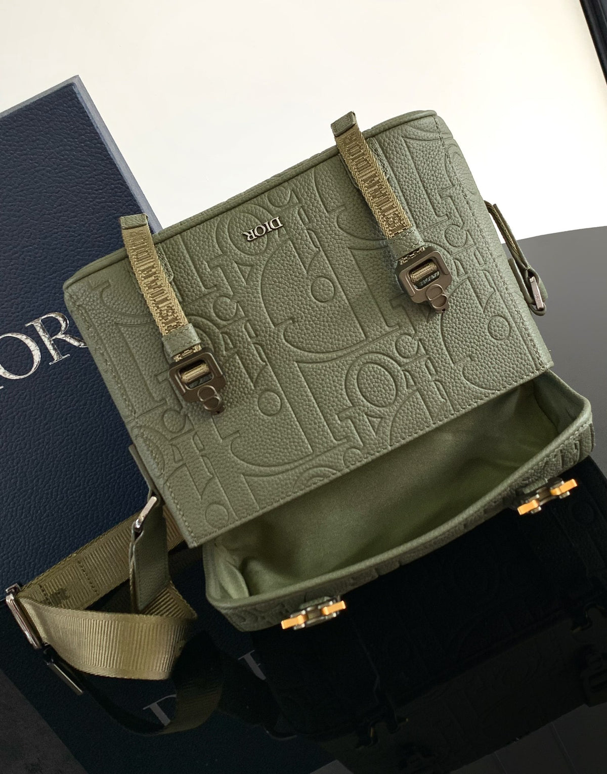 Сумка-месенджер Dior Hit The Road із тисненої натуральної шкіри — фото 5