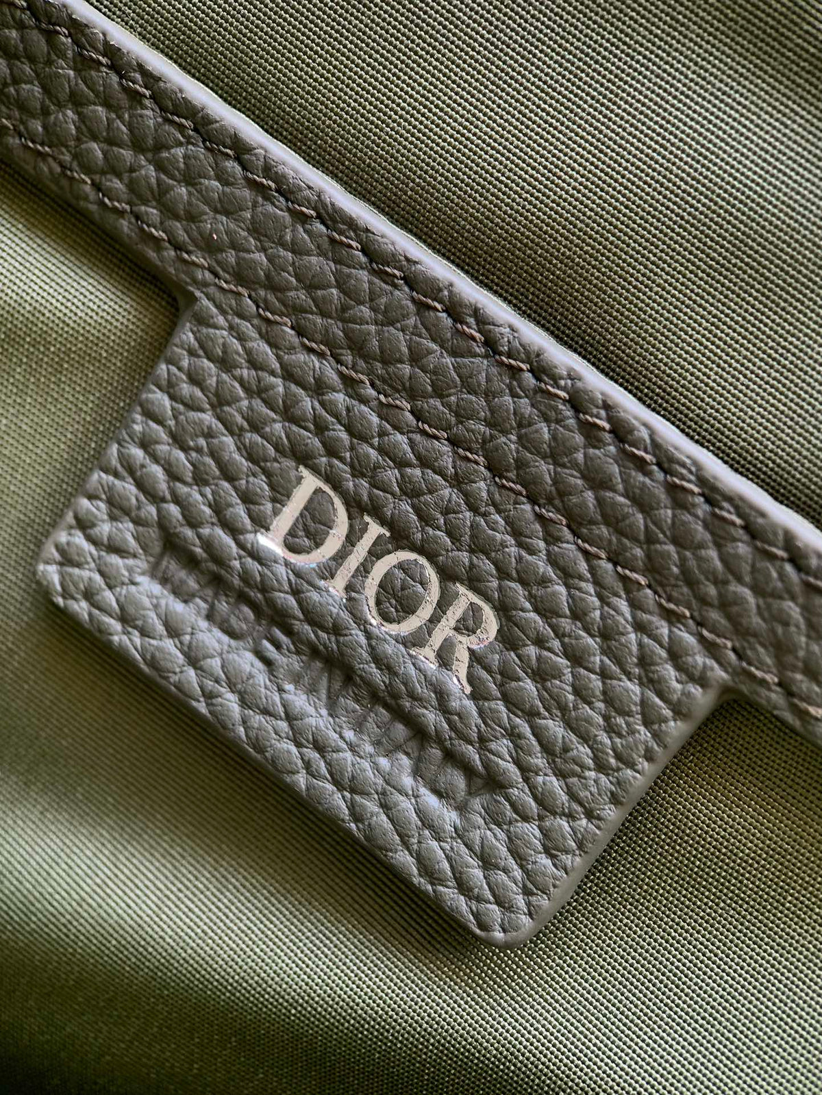Сумка-месенджер Dior Hit The Road із тисненої натуральної шкіри — фото 9
