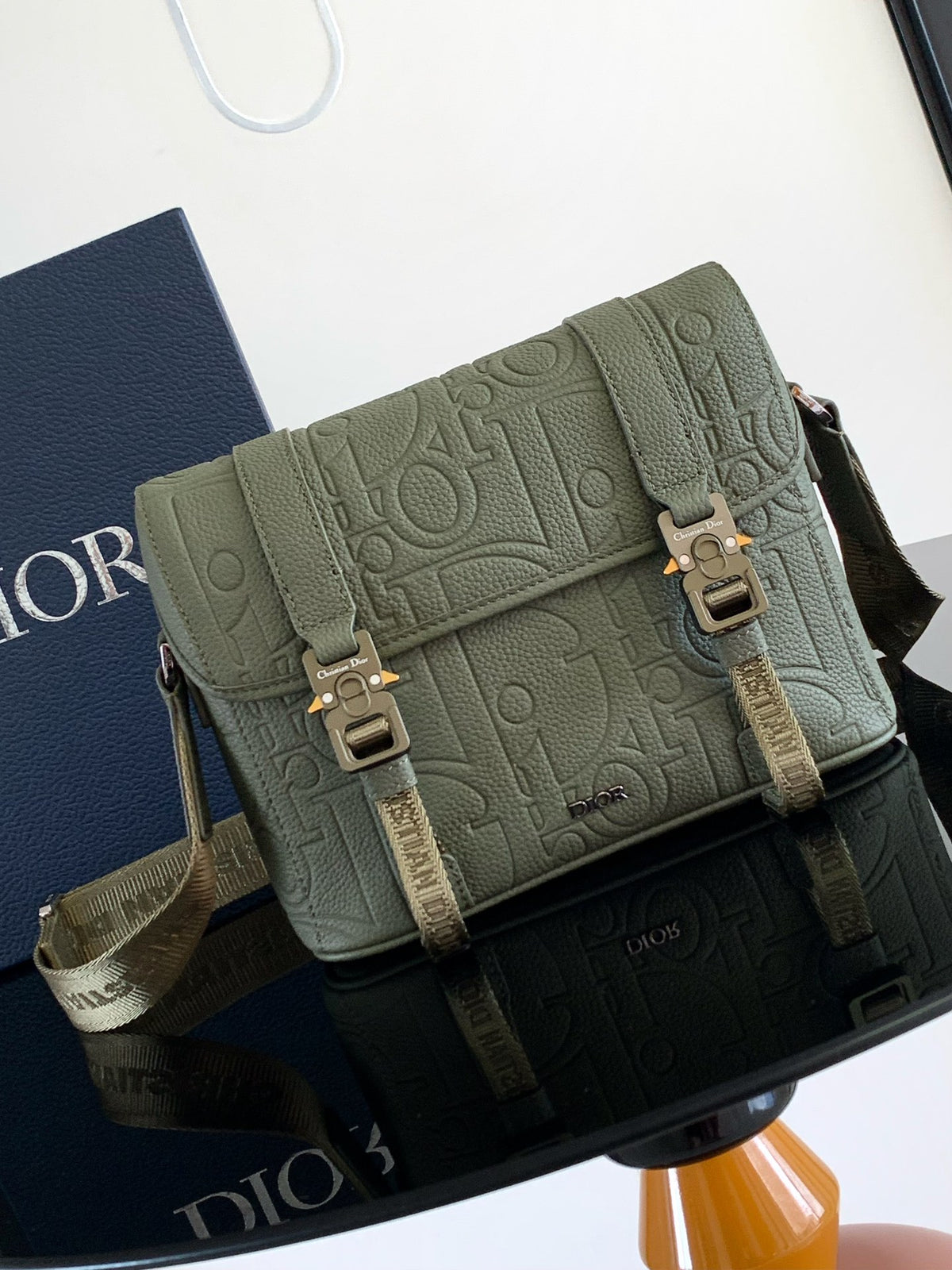 Сумка-месенджер Dior Hit The Road із тисненої натуральної шкіри — фото 1