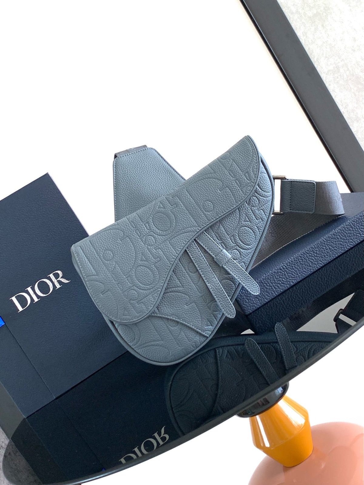 Сумка через плече Dior Gravity із тисненої натуральної шкіри, сіра — фото 1