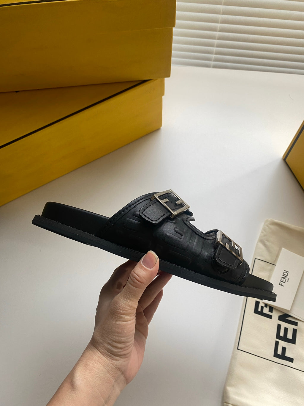 Шльопанці Fendi з двома пряжками