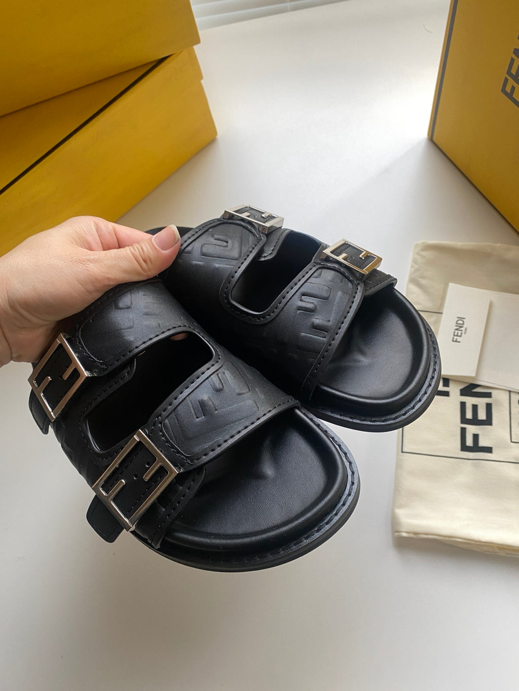 Шльопанці Fendi з двома пряжками
