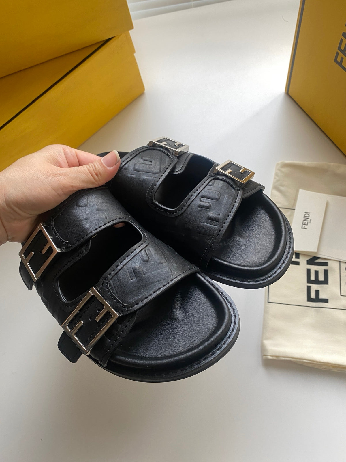 Шльопанці Fendi з двома пряжками