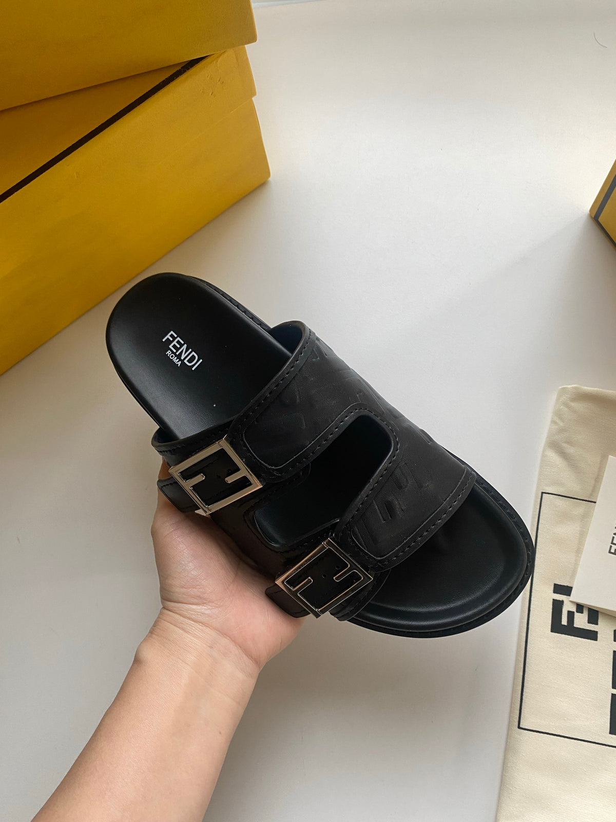 Шльопанці Fendi з двома пряжками