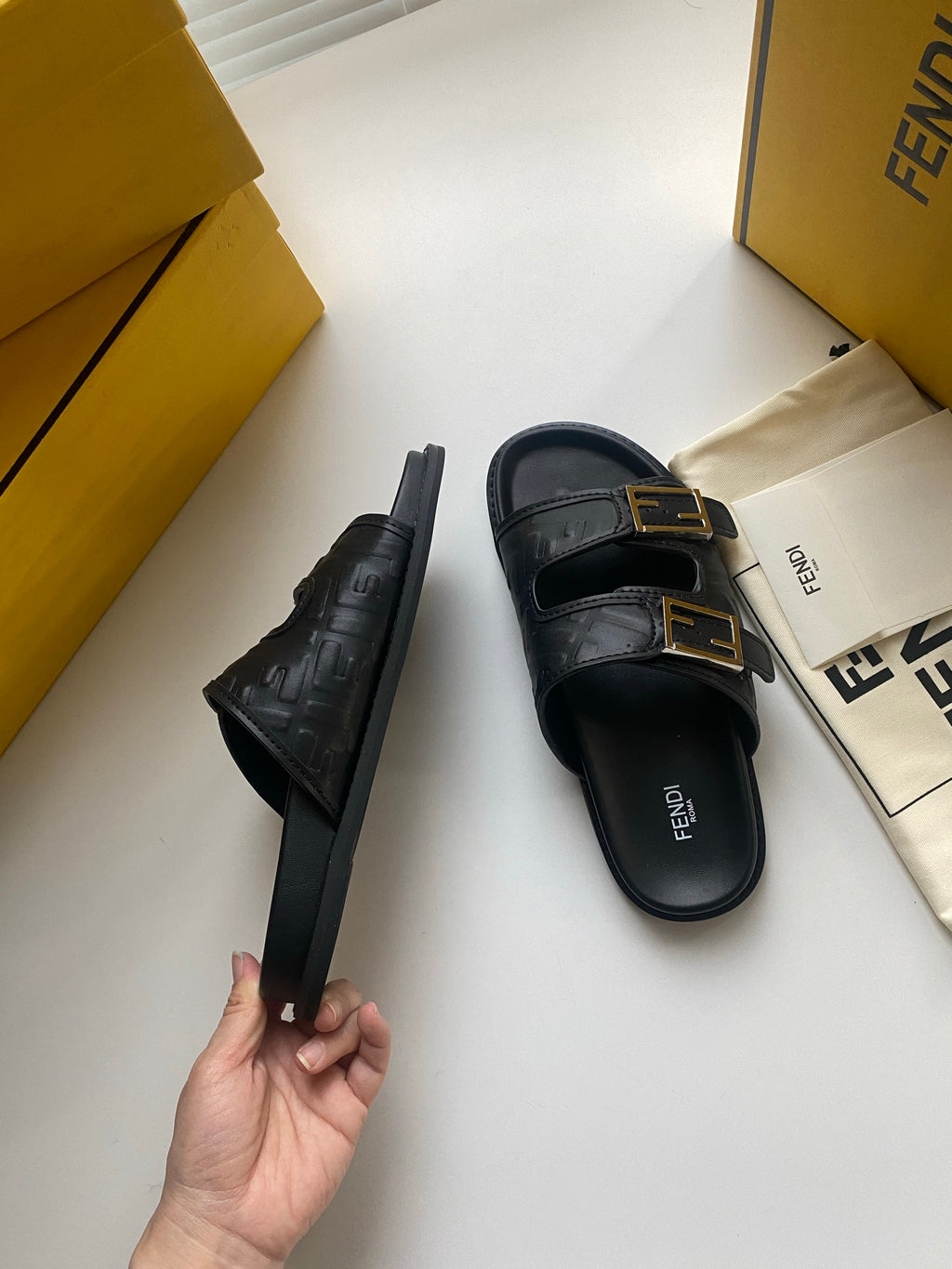 Шльопанці Fendi з двома пряжками