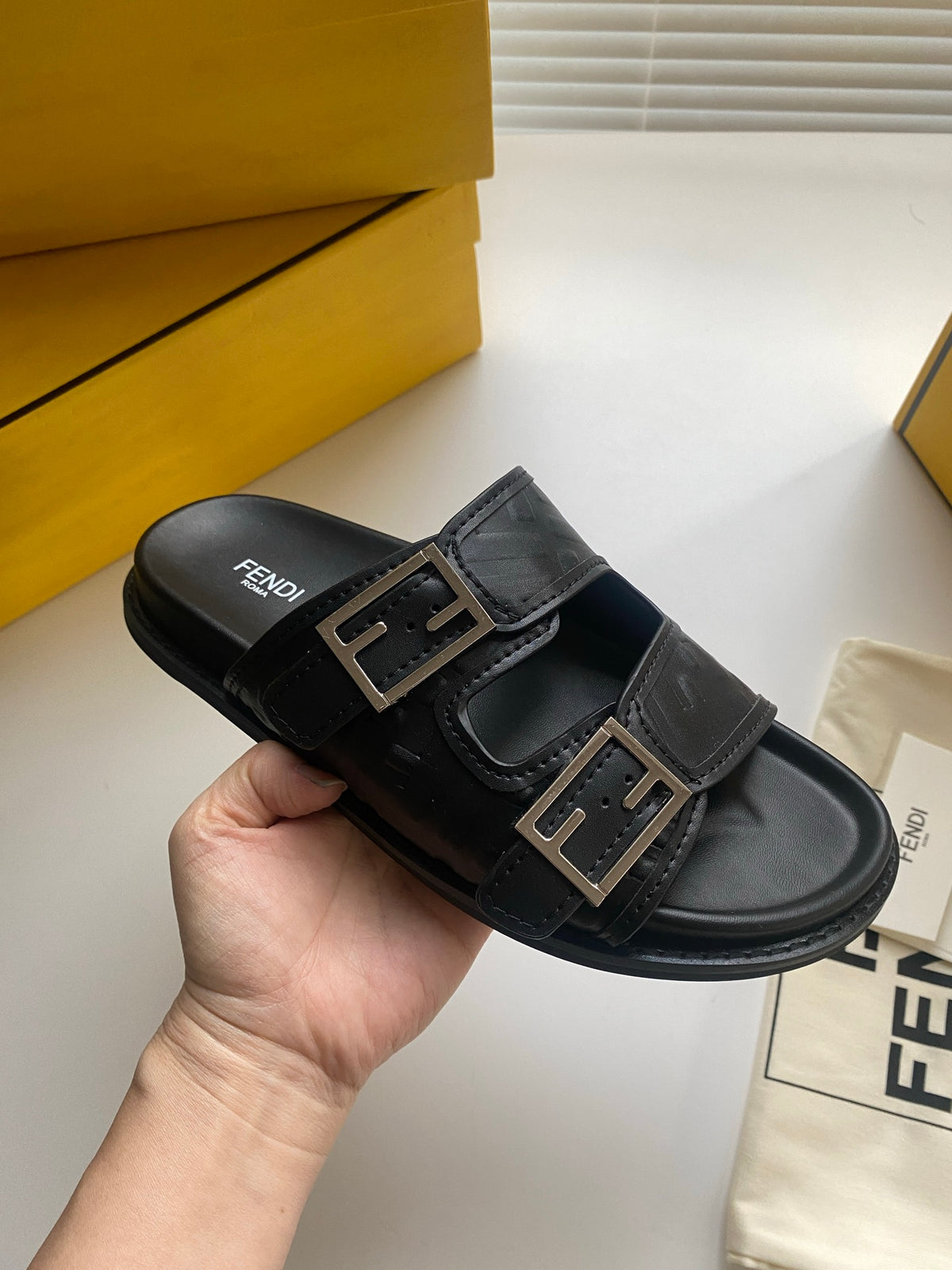 Шльопанці Fendi з двома пряжками