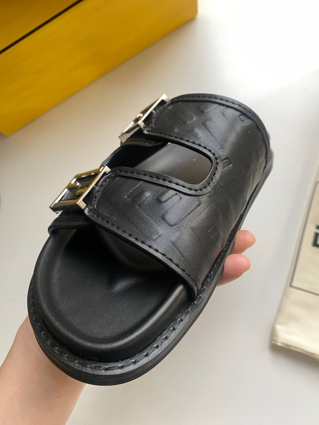 Шльопанці Fendi з двома пряжками