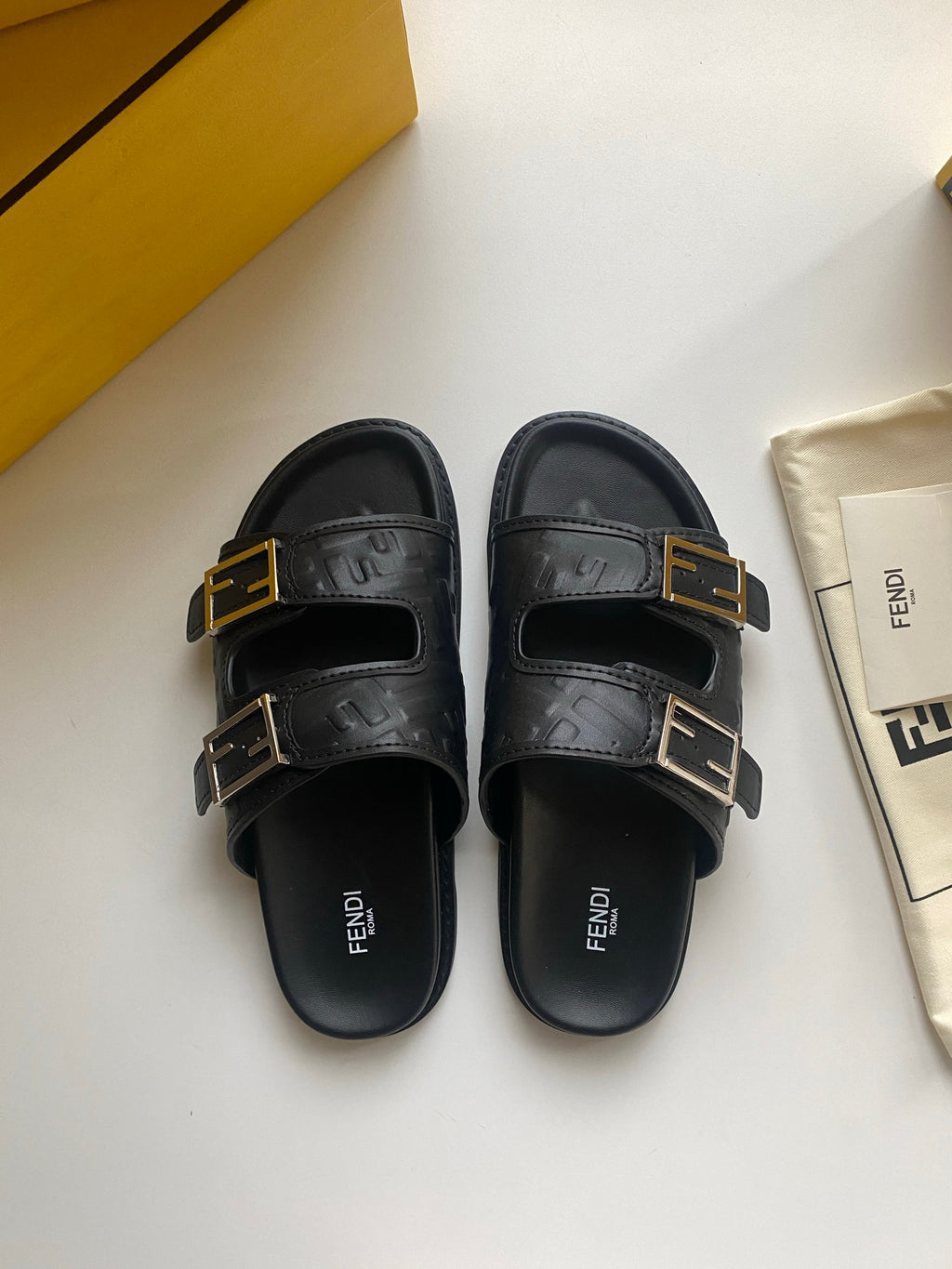 Шльопанці Fendi з двома пряжками