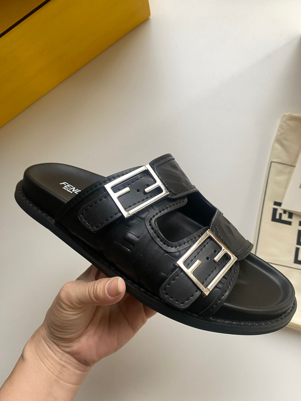 Шльопанці Fendi з двома пряжками