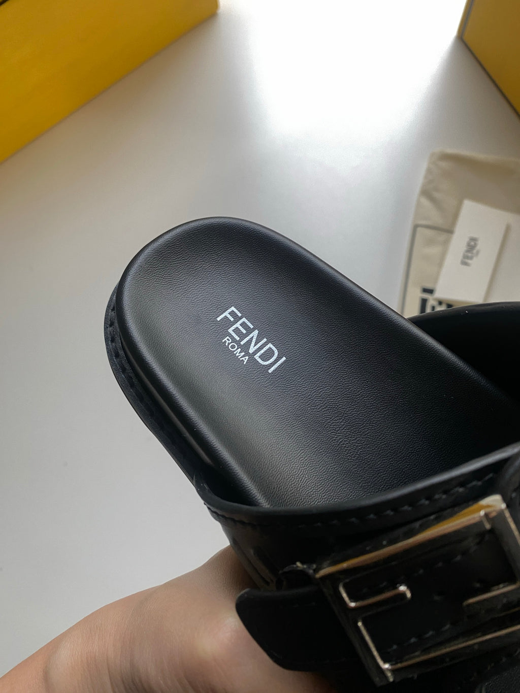 Шльопанці Fendi з двома пряжками