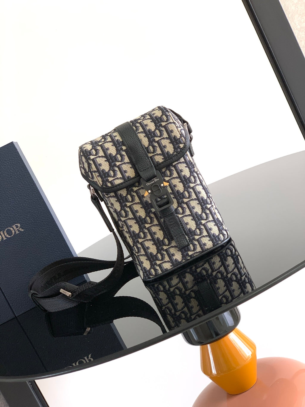 Сумка-месенджер Dior Hit The Road з натуральної шкіри — фото 1