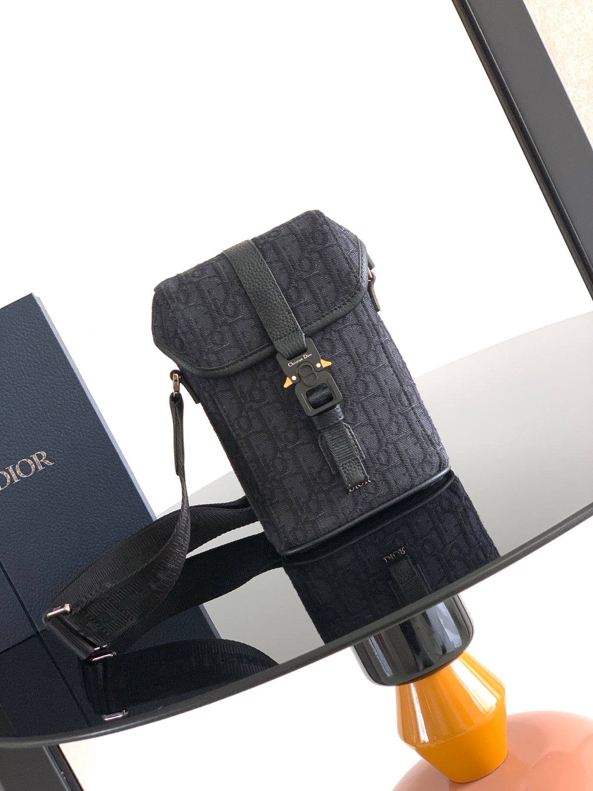 Сумка-месенджер Dior Hit The Road з натуральної шкіри — фото 1