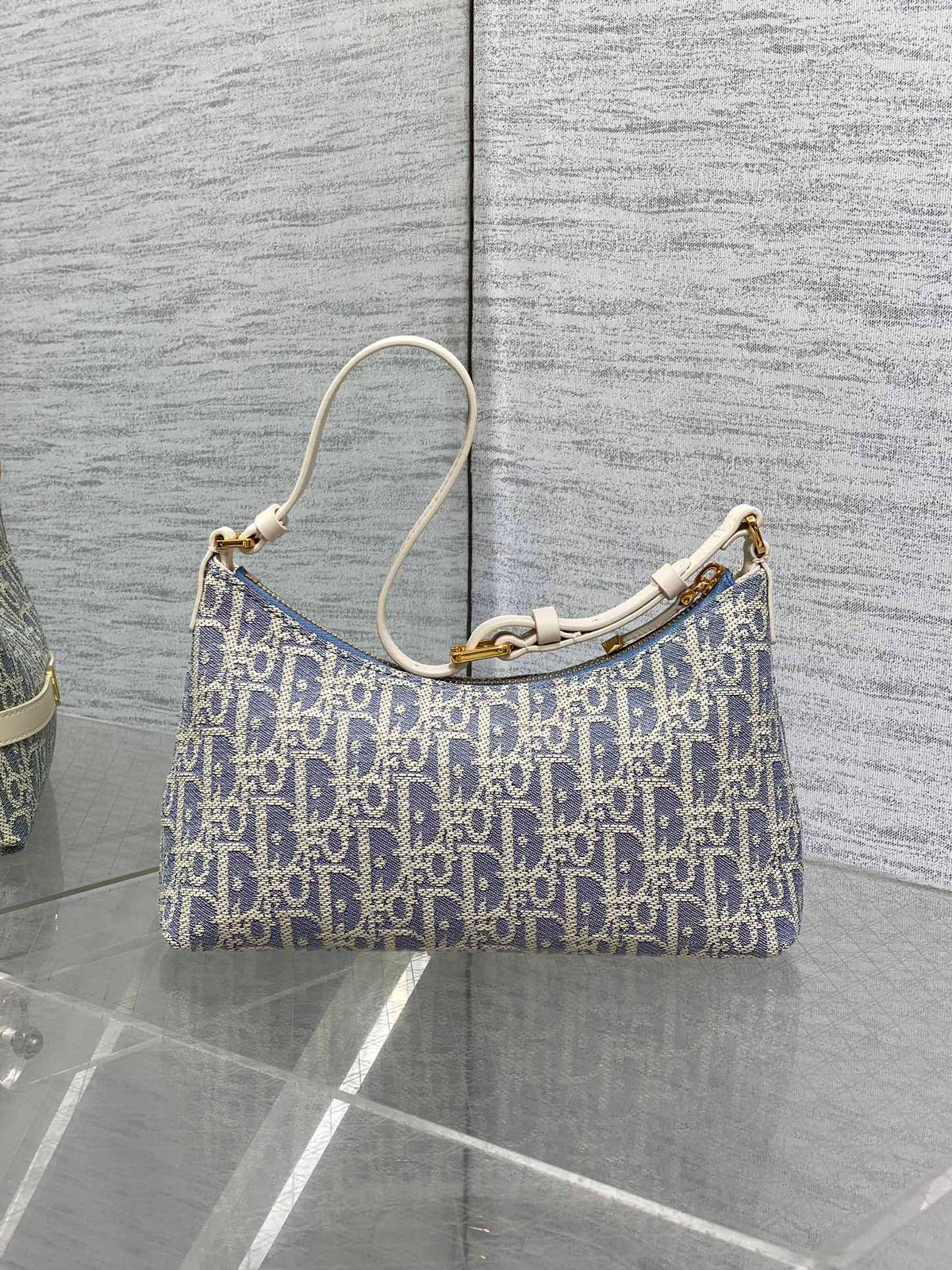 Сумка-хобо Dior Miss Caro з натуральної шкіри — фото 2