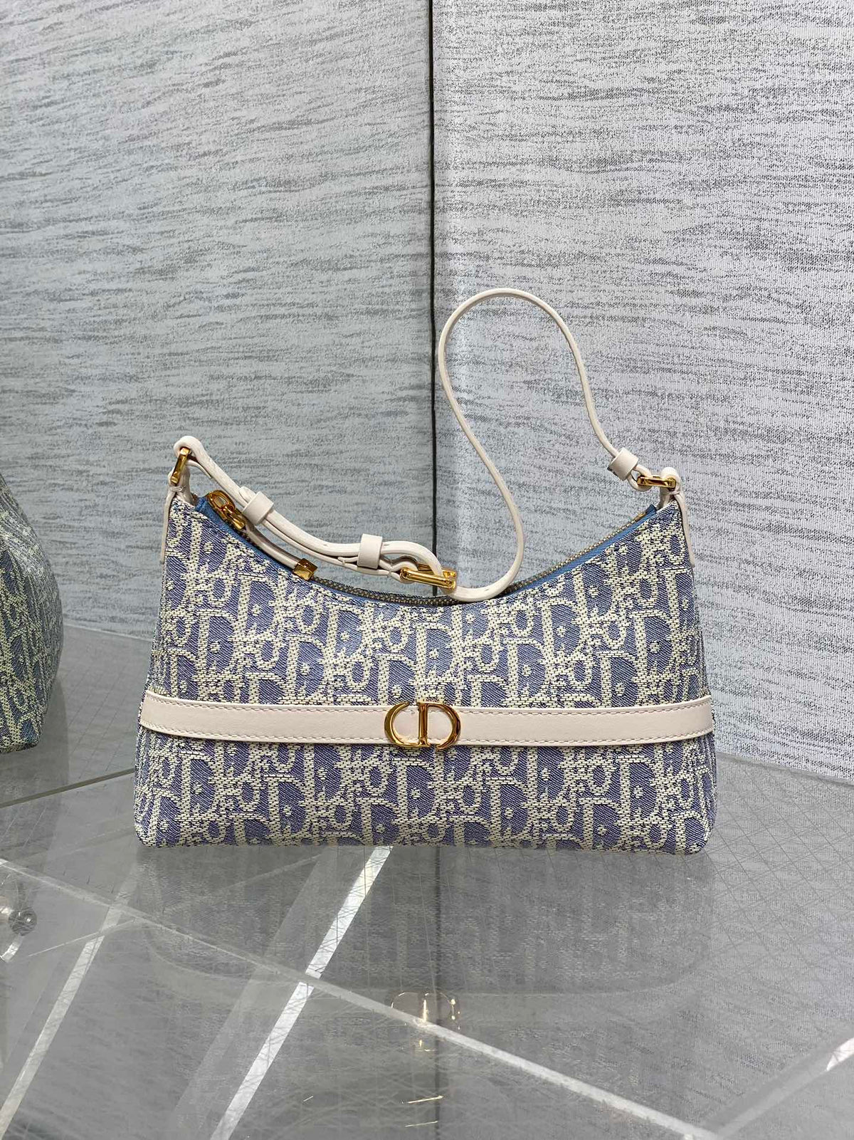 Сумка-хобо Dior Miss Caro з натуральної шкіри — фото 1