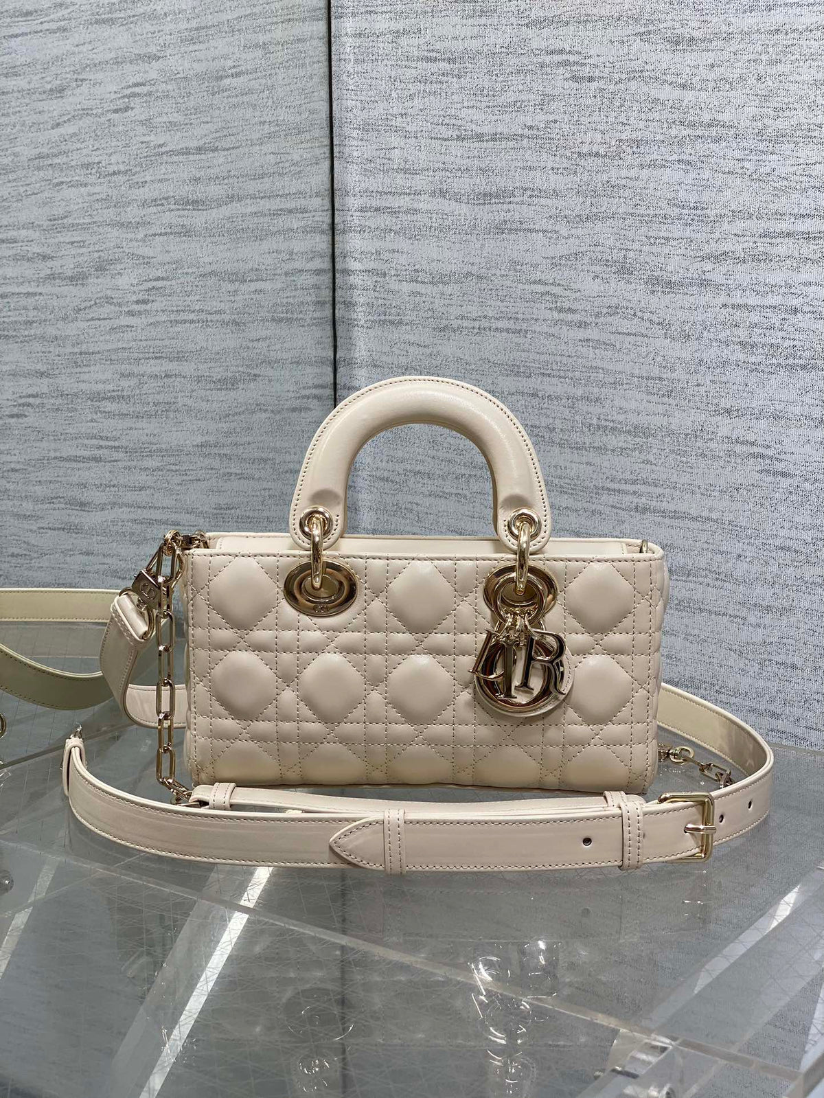 Мала сумка Dior D-Joy зі шкіри ягняти — фото 1