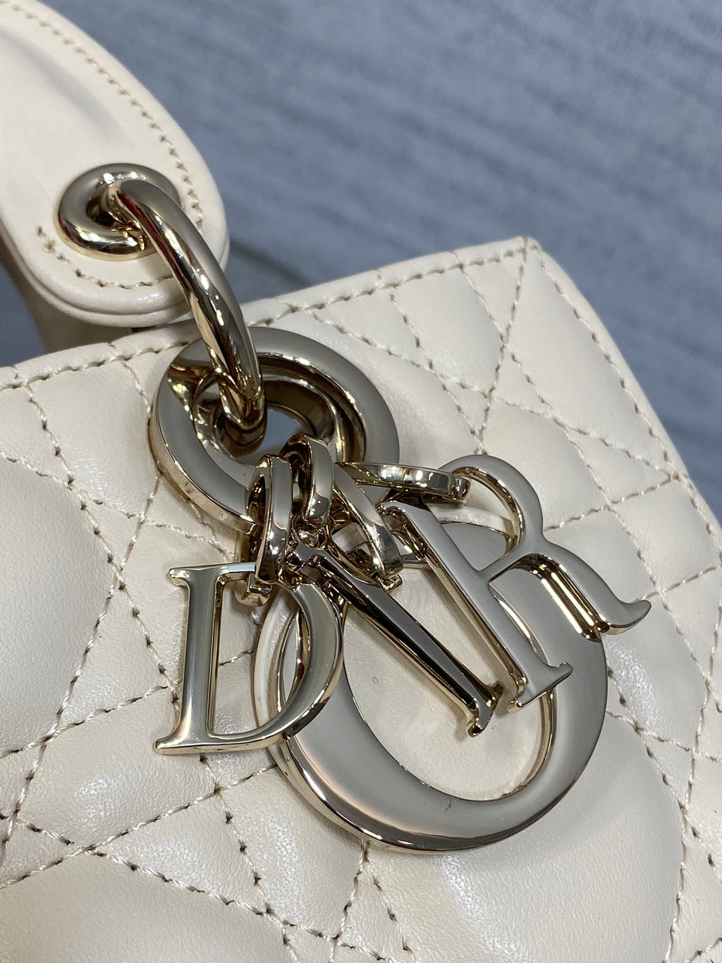 Міні сумка Dior D-Joy зі шкіри ягняти — фото 3