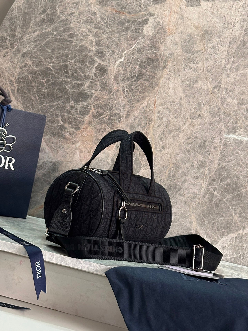 Сумка-месенджер Dior з натуральної шкіри — фото 1