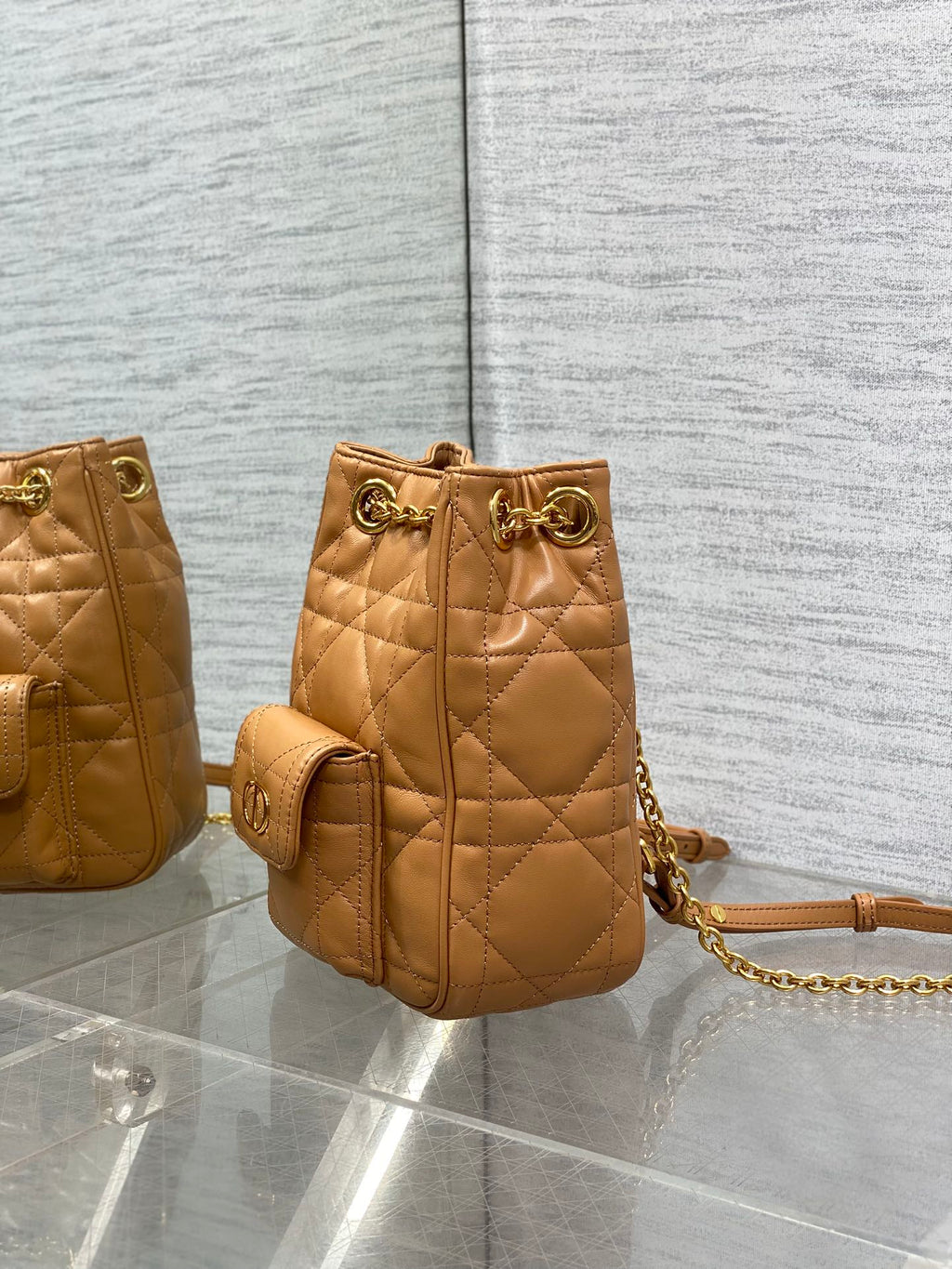 Мала сумка-відро Dior Caro Multicarry зі шкіри ягняти — фото 6