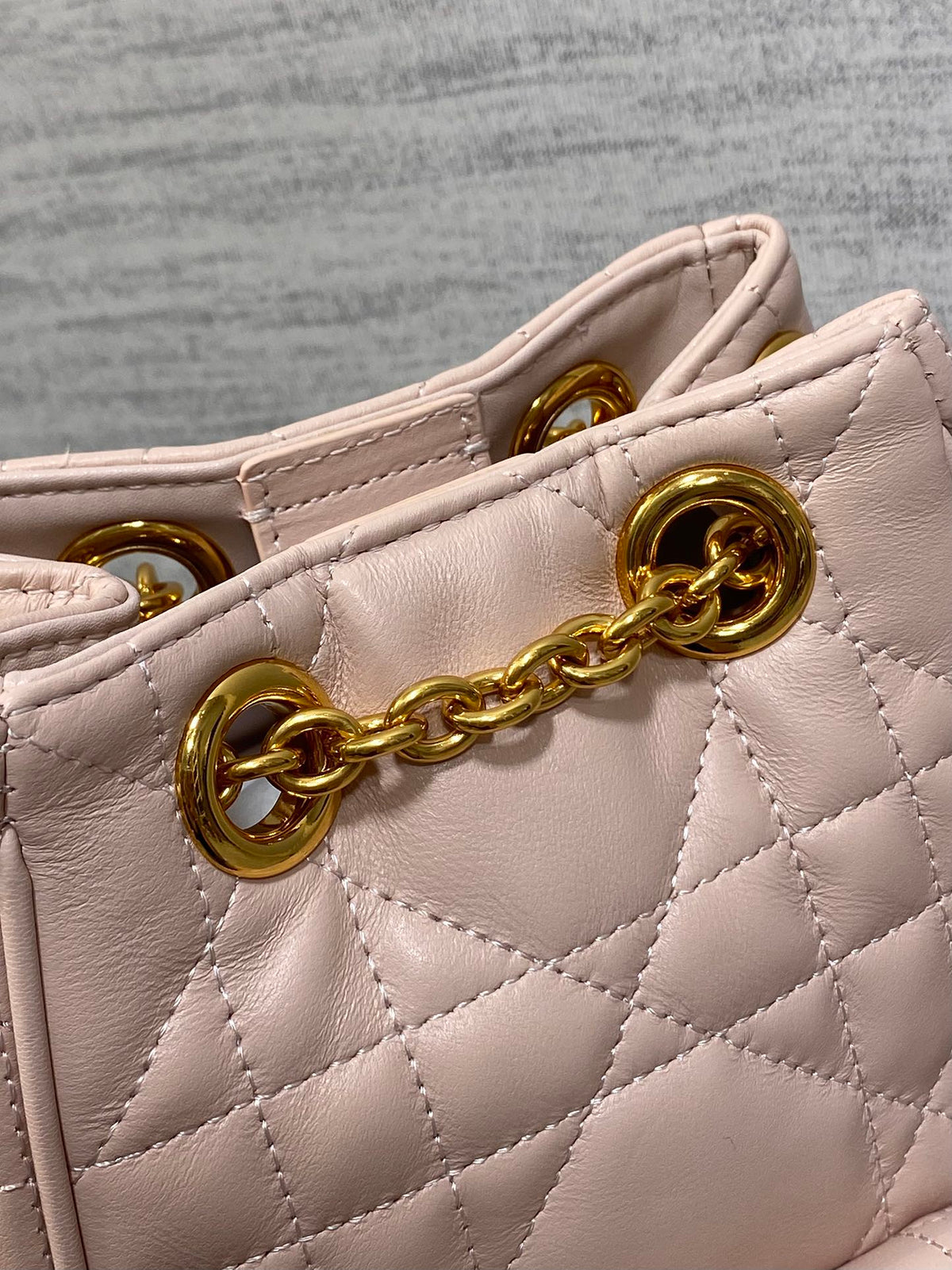 Мала сумка-відро Dior Caro Multicarry зі шкіри ягняти — фото 4
