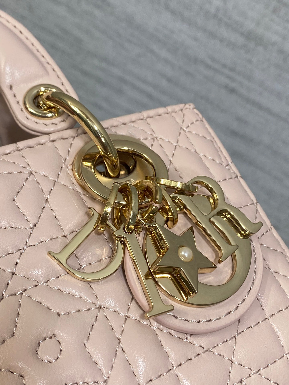 Міні сумка Dior D-Joy зі шкіри ягняти — фото 3