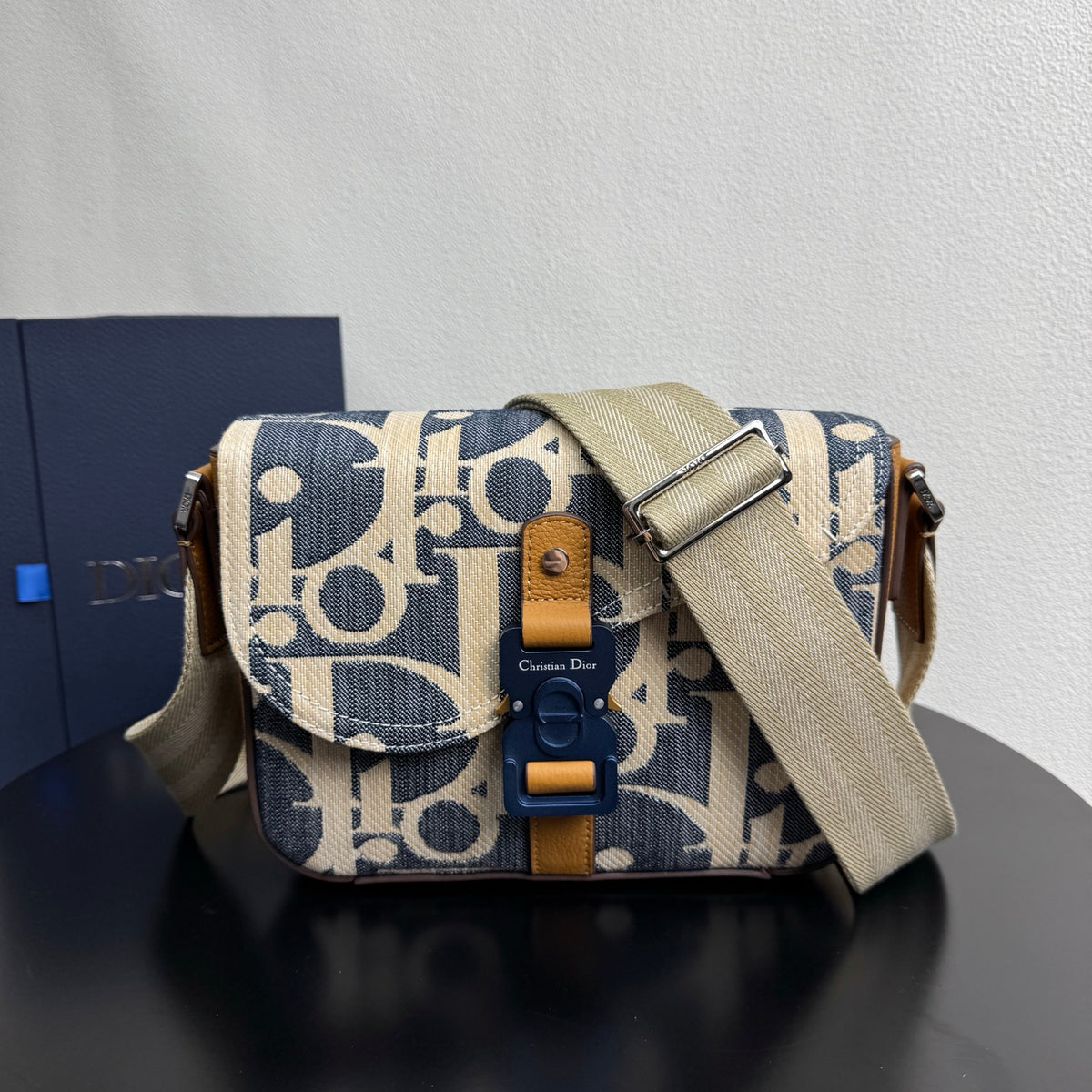 Мала сумка-месенджер Dior Saddle із тисненої натуральної шкіри — фото 1