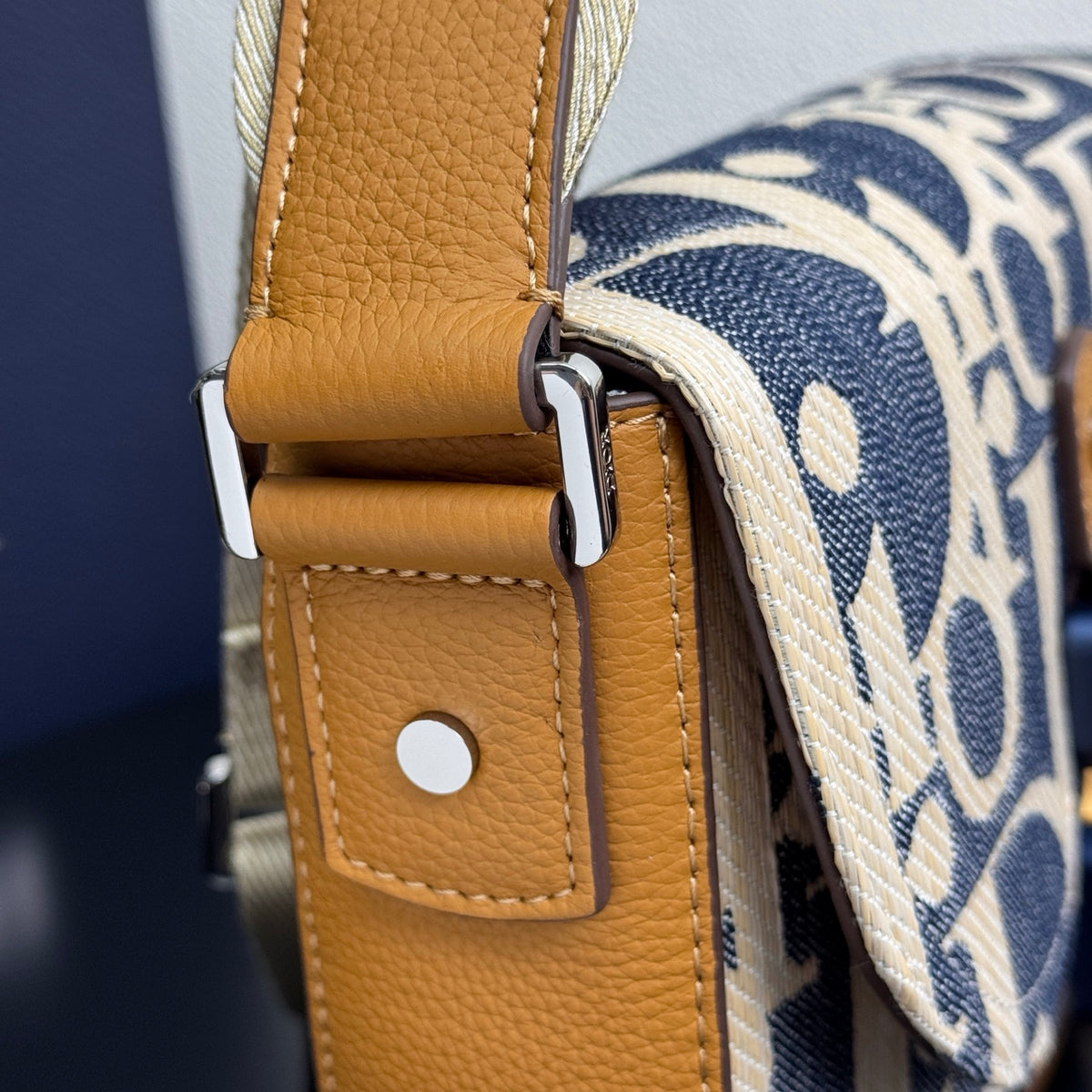 Мала сумка-месенджер Dior Saddle із тисненої натуральної шкіри — фото 5