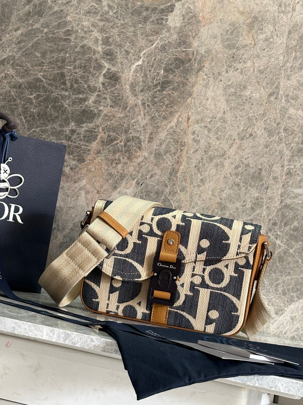 Мала сумка-месенджер Dior Saddle із тисненої натуральної шкіри — фото 1