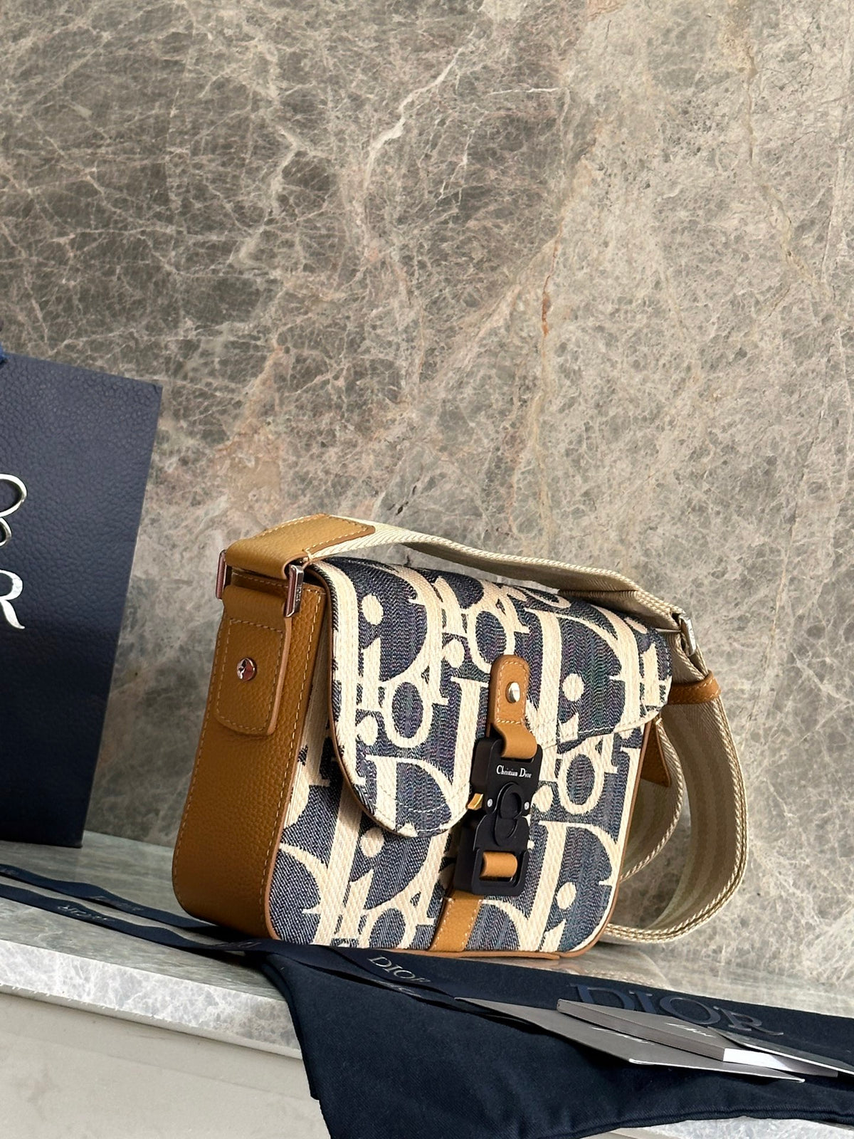 Мала сумка-месенджер Dior Saddle із тисненої натуральної шкіри — фото 2