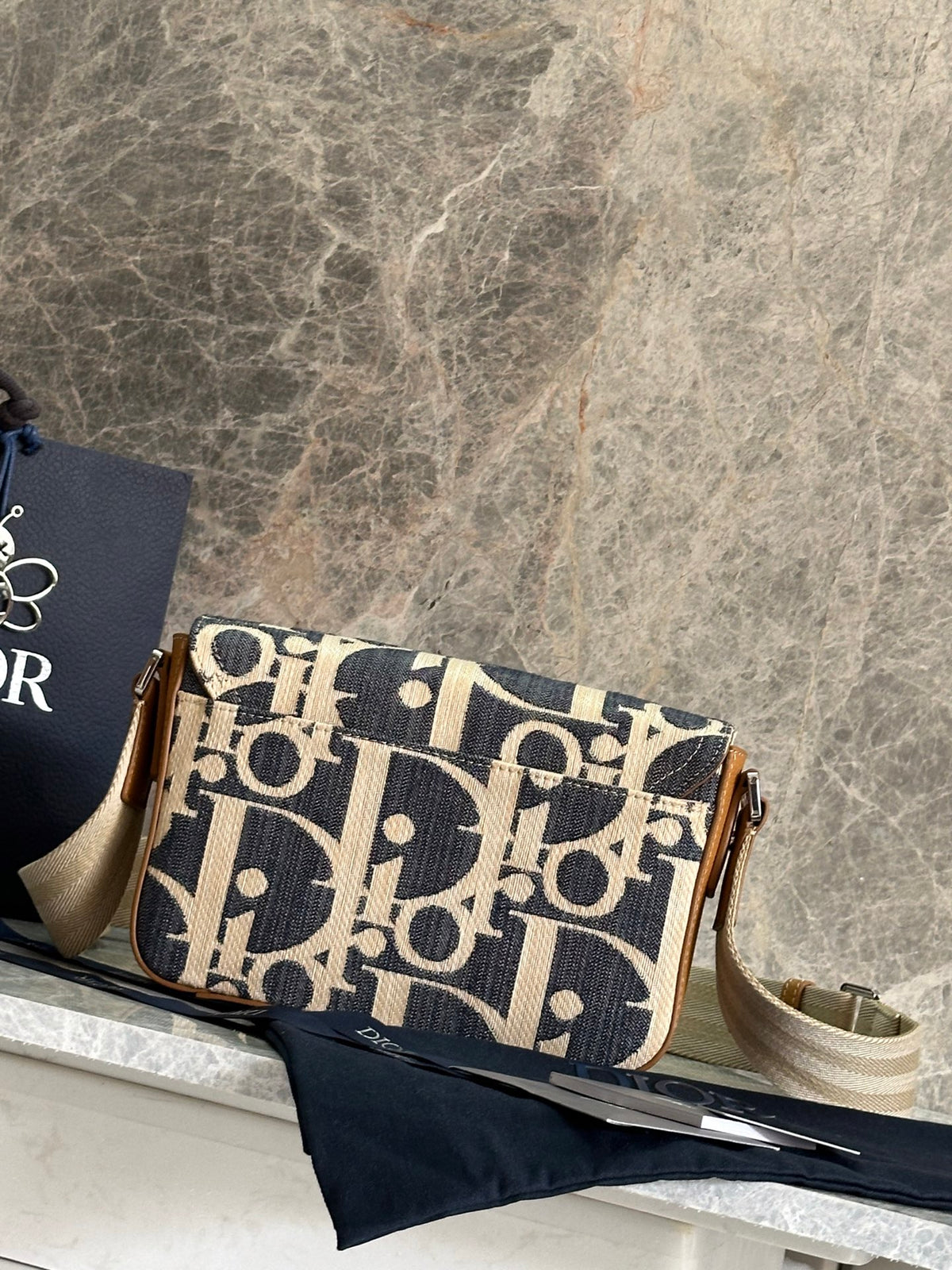 Мала сумка-месенджер Dior Saddle із тисненої натуральної шкіри — фото 3