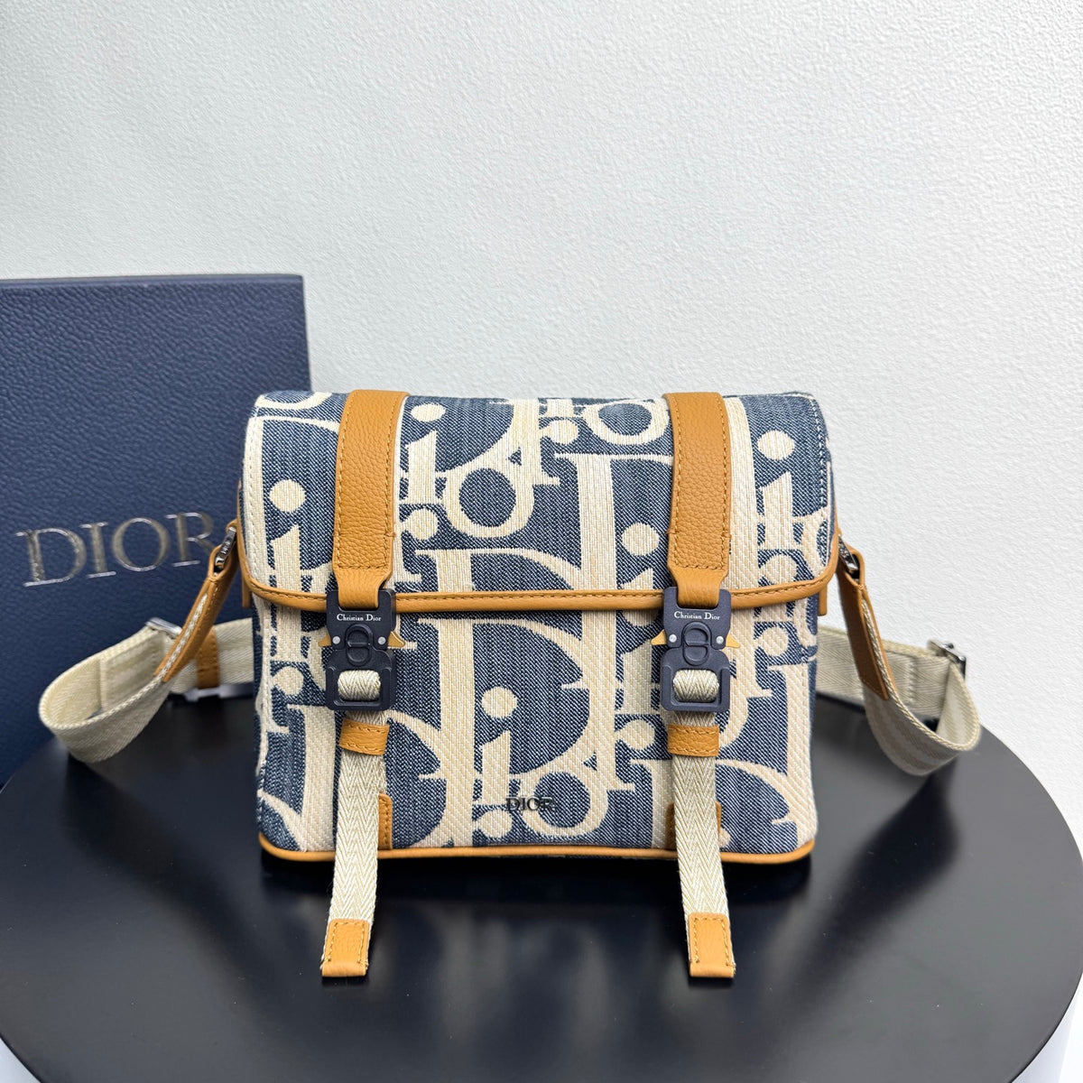 Сумка-месенджер Dior Hit The Road з натуральної шкіри — фото 1