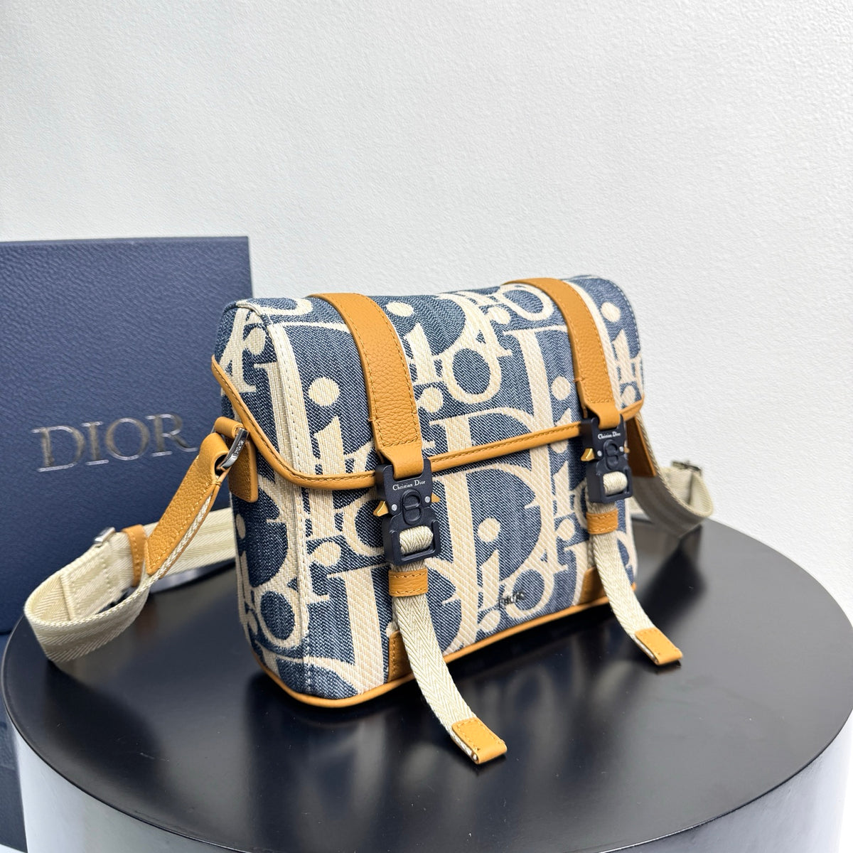 Сумка-месенджер Dior Hit The Road з натуральної шкіри — фото 4
