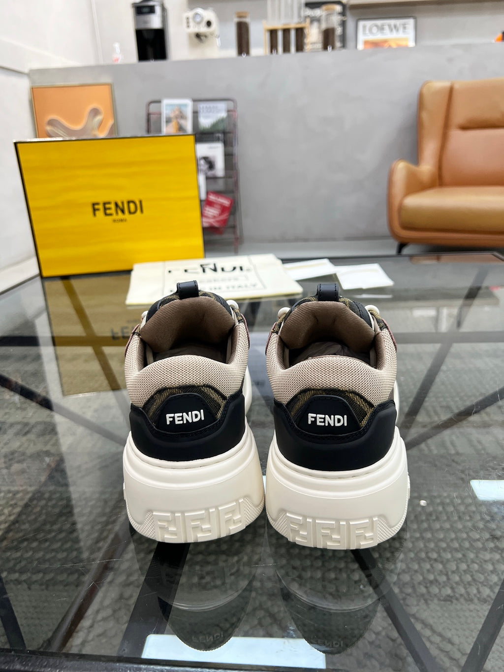 Шкіряні кросівки Fendi