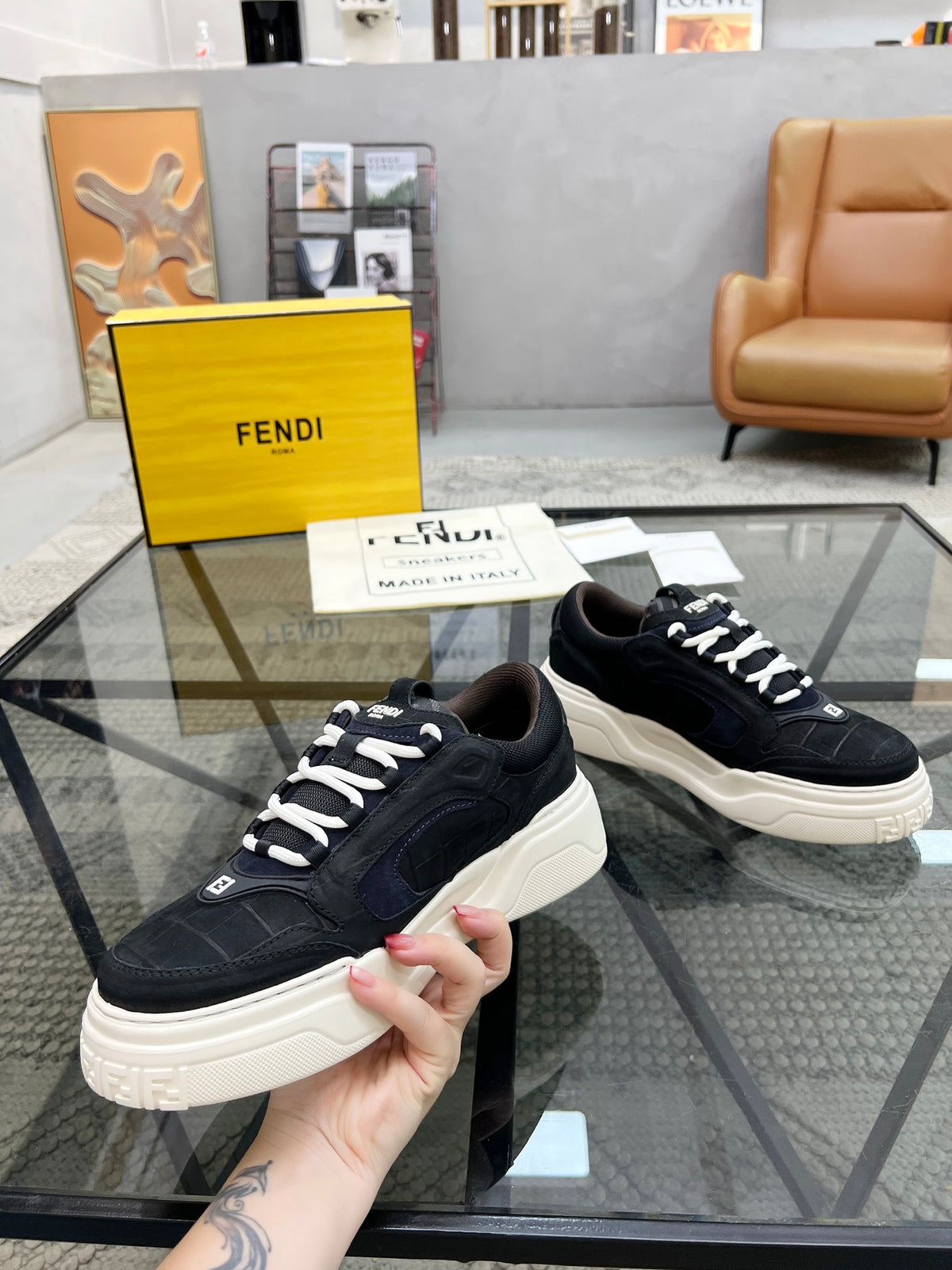Шкіряні кросівки Fendi