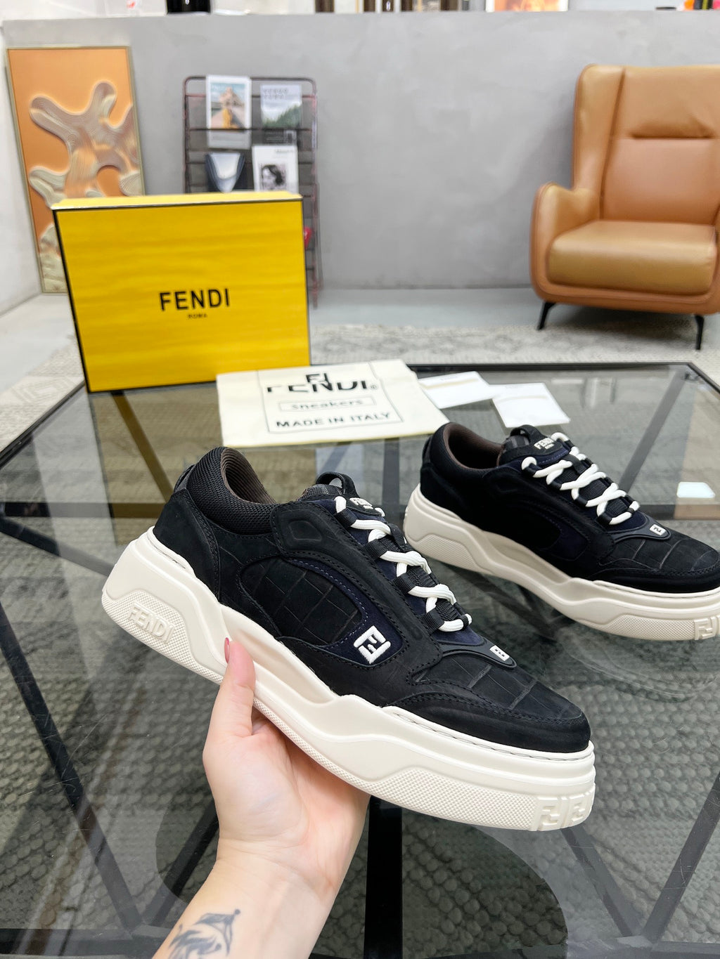 Шкіряні кросівки Fendi
