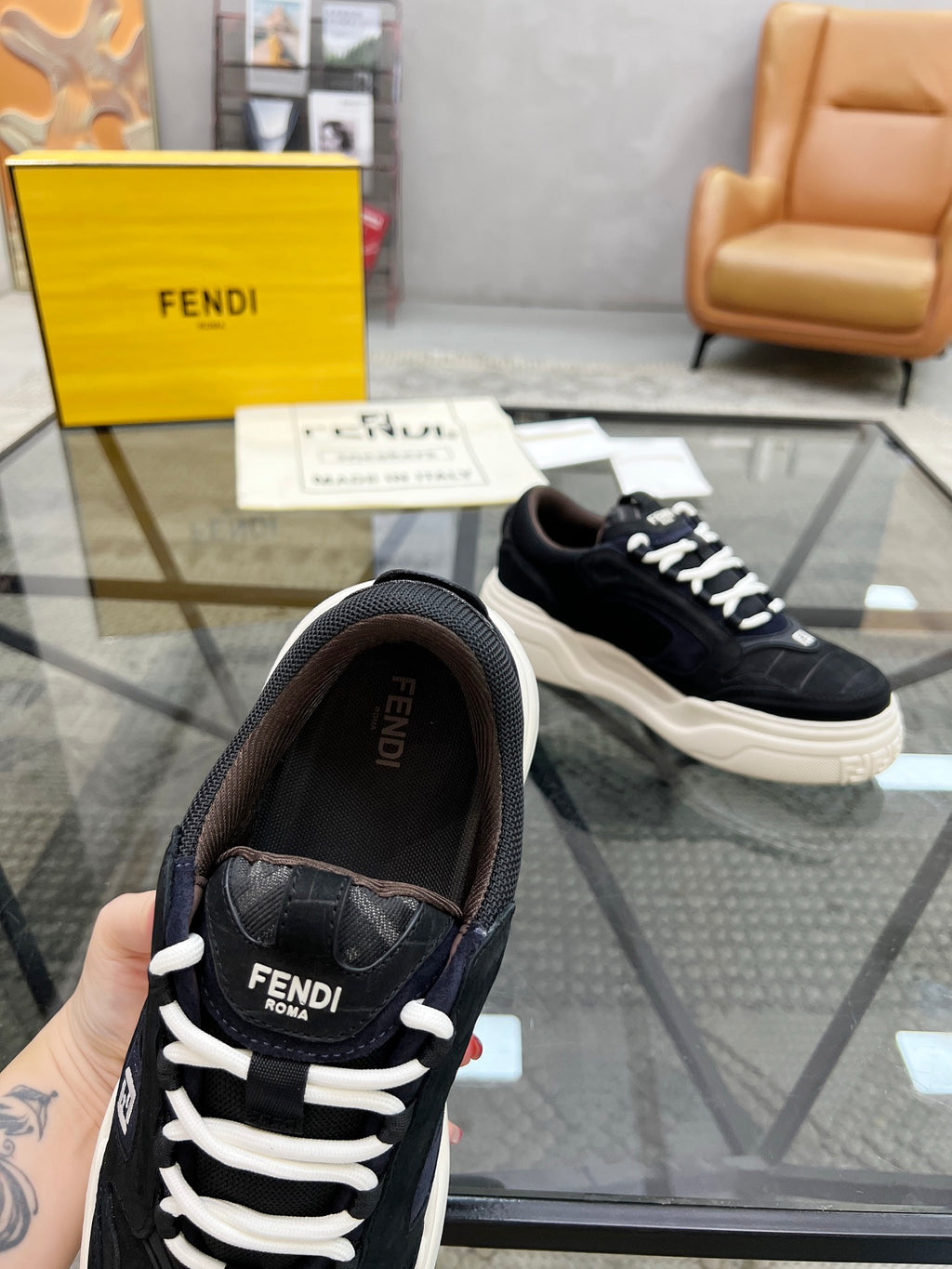 Шкіряні кросівки Fendi