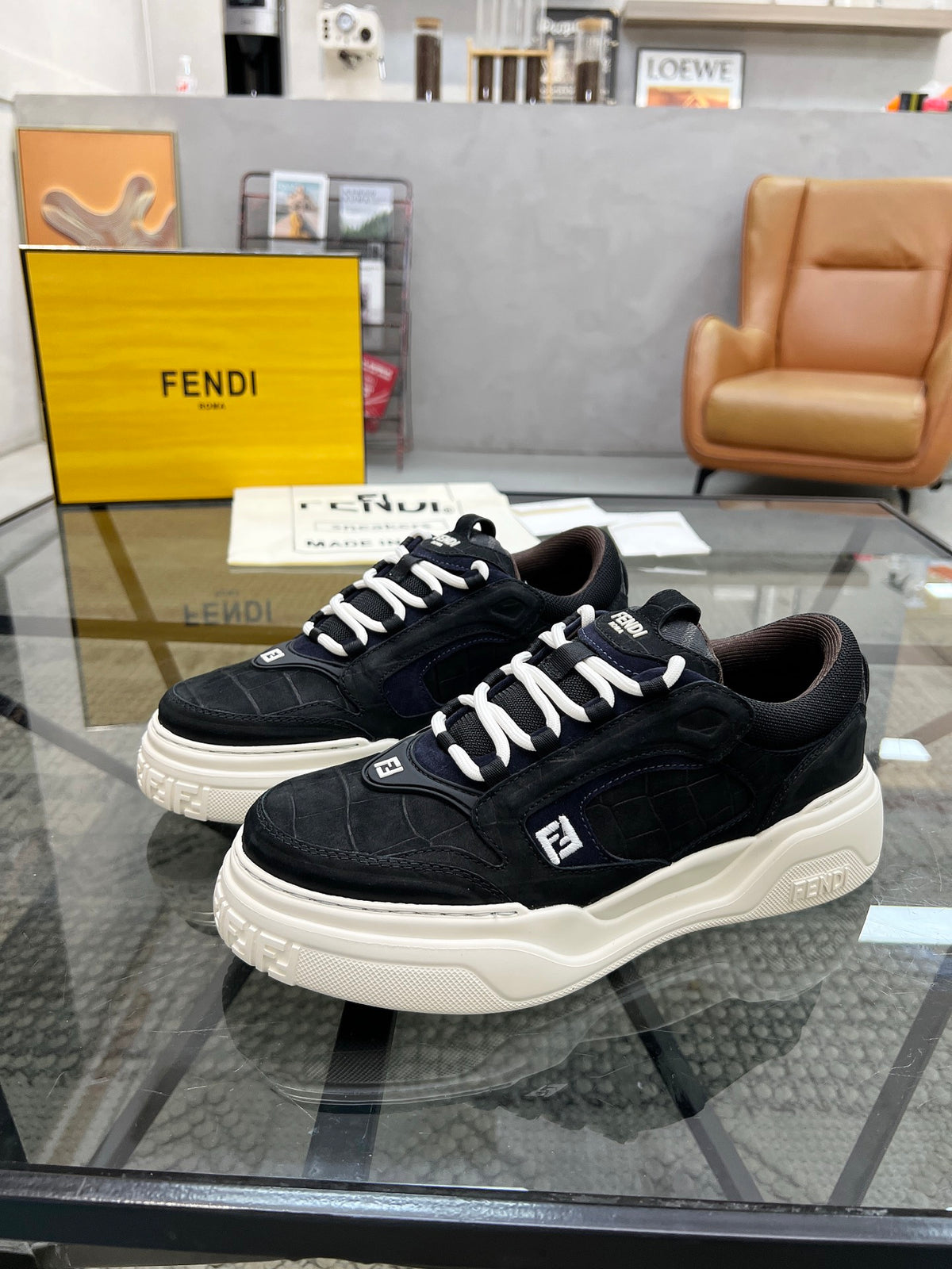 Шкіряні кросівки Fendi