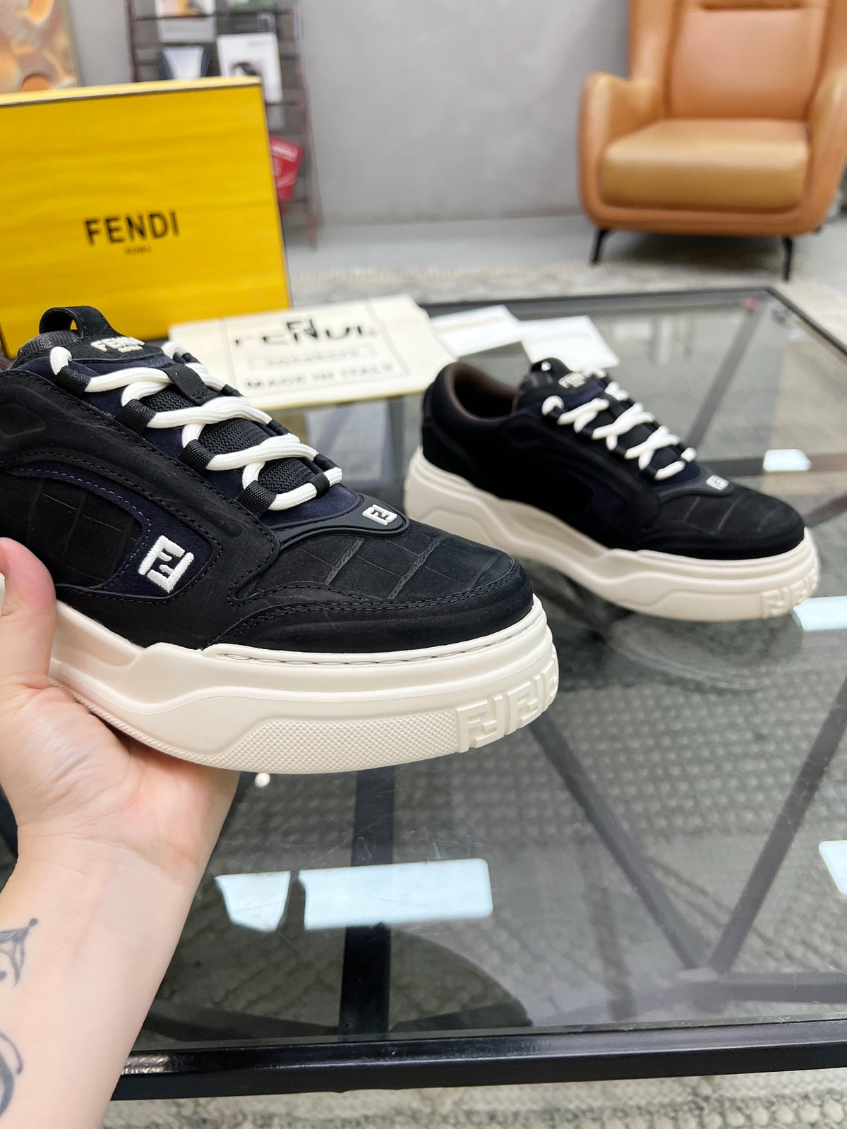 Шкіряні кросівки Fendi