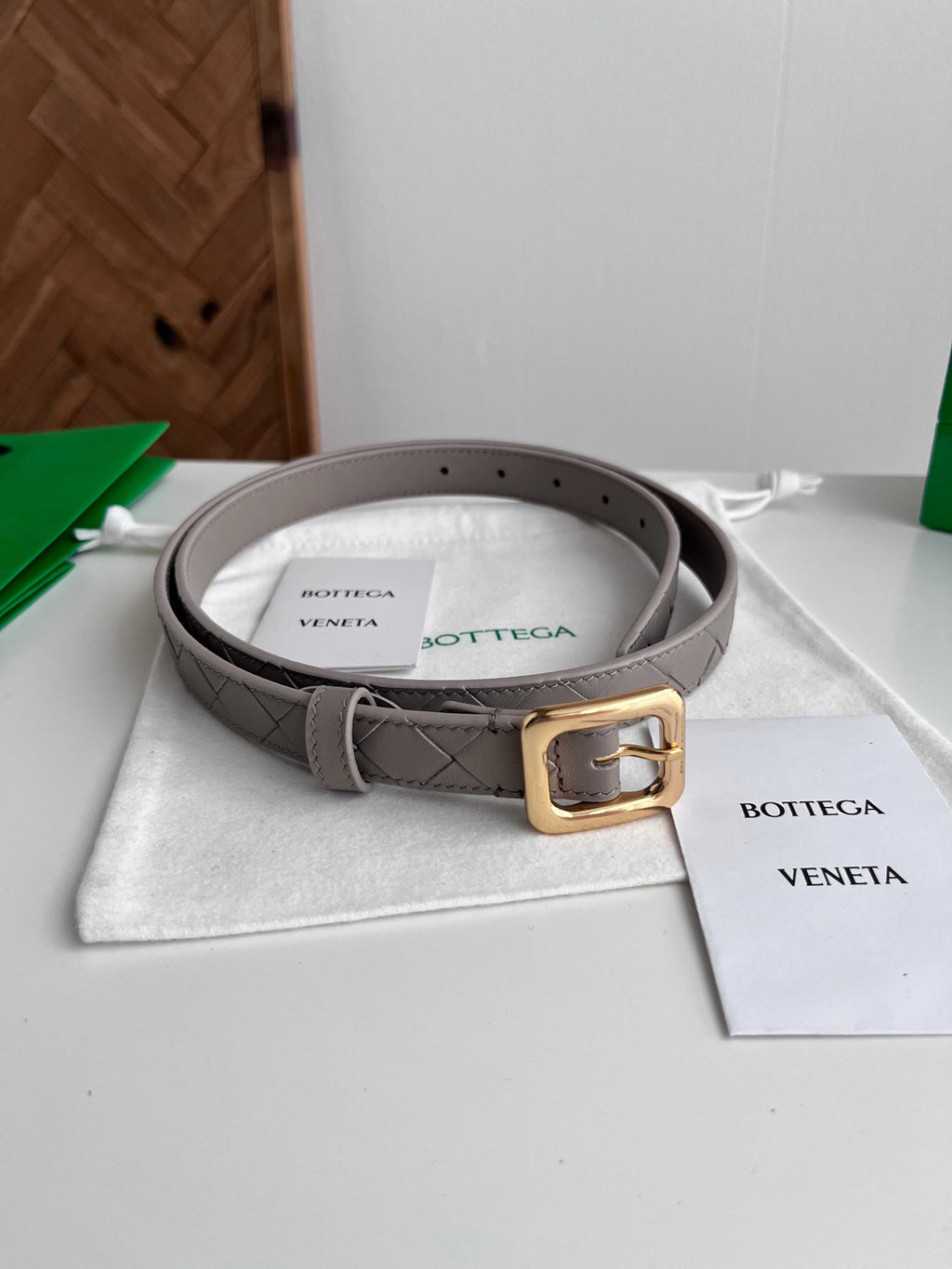Плетений ремінь Bottega Veneta Intreccio з натуральної шкіри теляти із золотистою пряжкою — фото 1