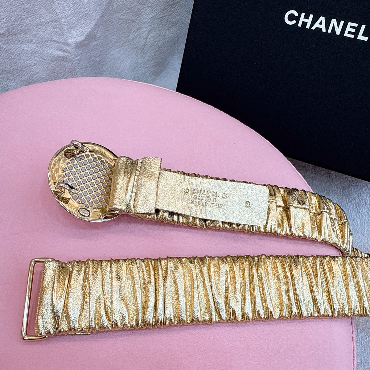 Ремінь Chanel з натуральної шкіри теляти з перлинним декором — фото 5