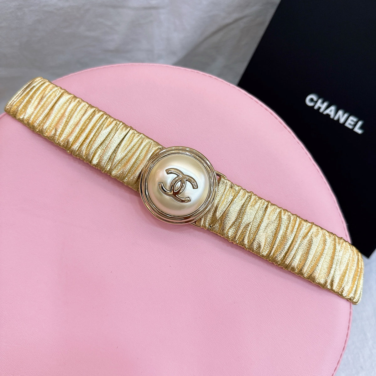 Ремінь Chanel з натуральної шкіри теляти з перлинним декором — фото 1