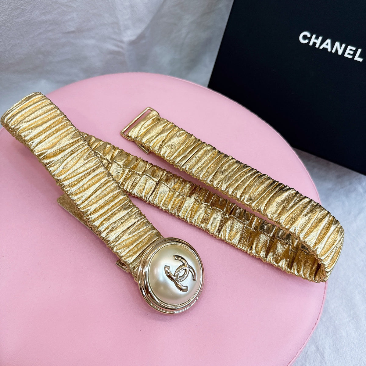 Ремінь Chanel з натуральної шкіри теляти з перлинним декором — фото 4