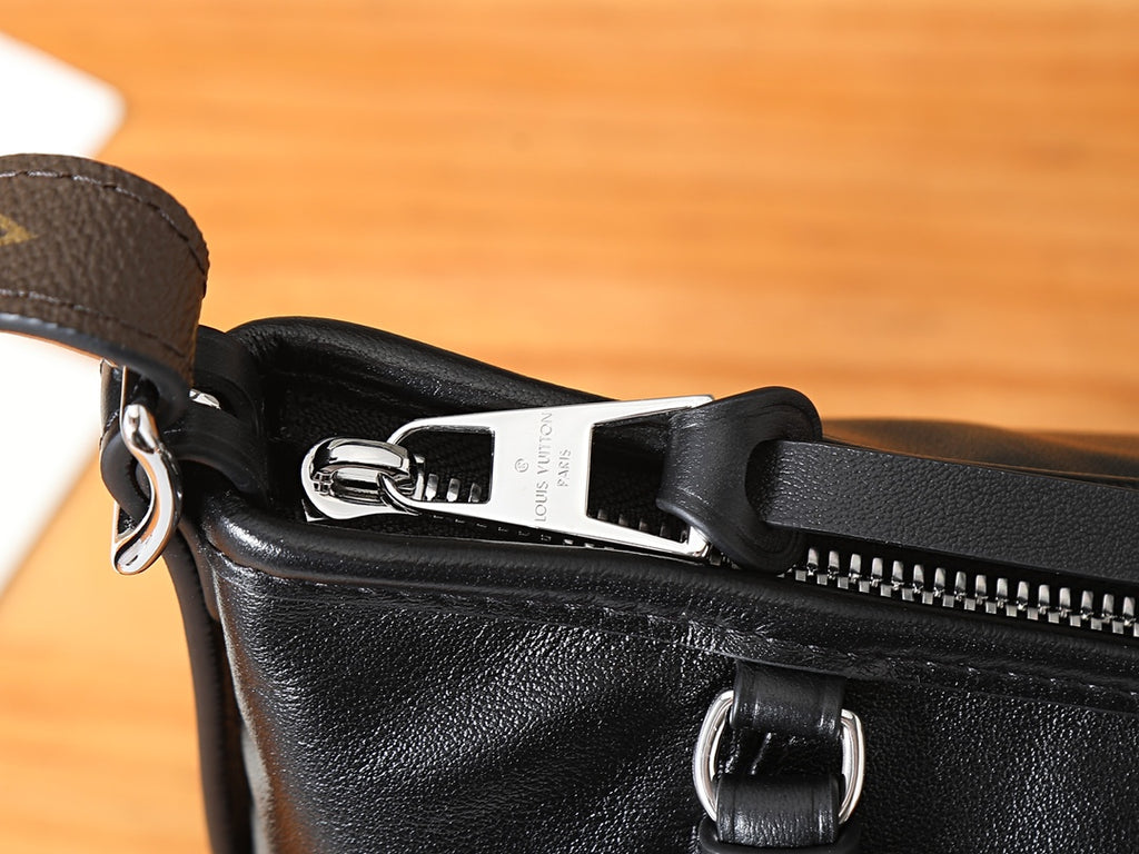 Жіноча сумка Louis Vuitton CarryAll