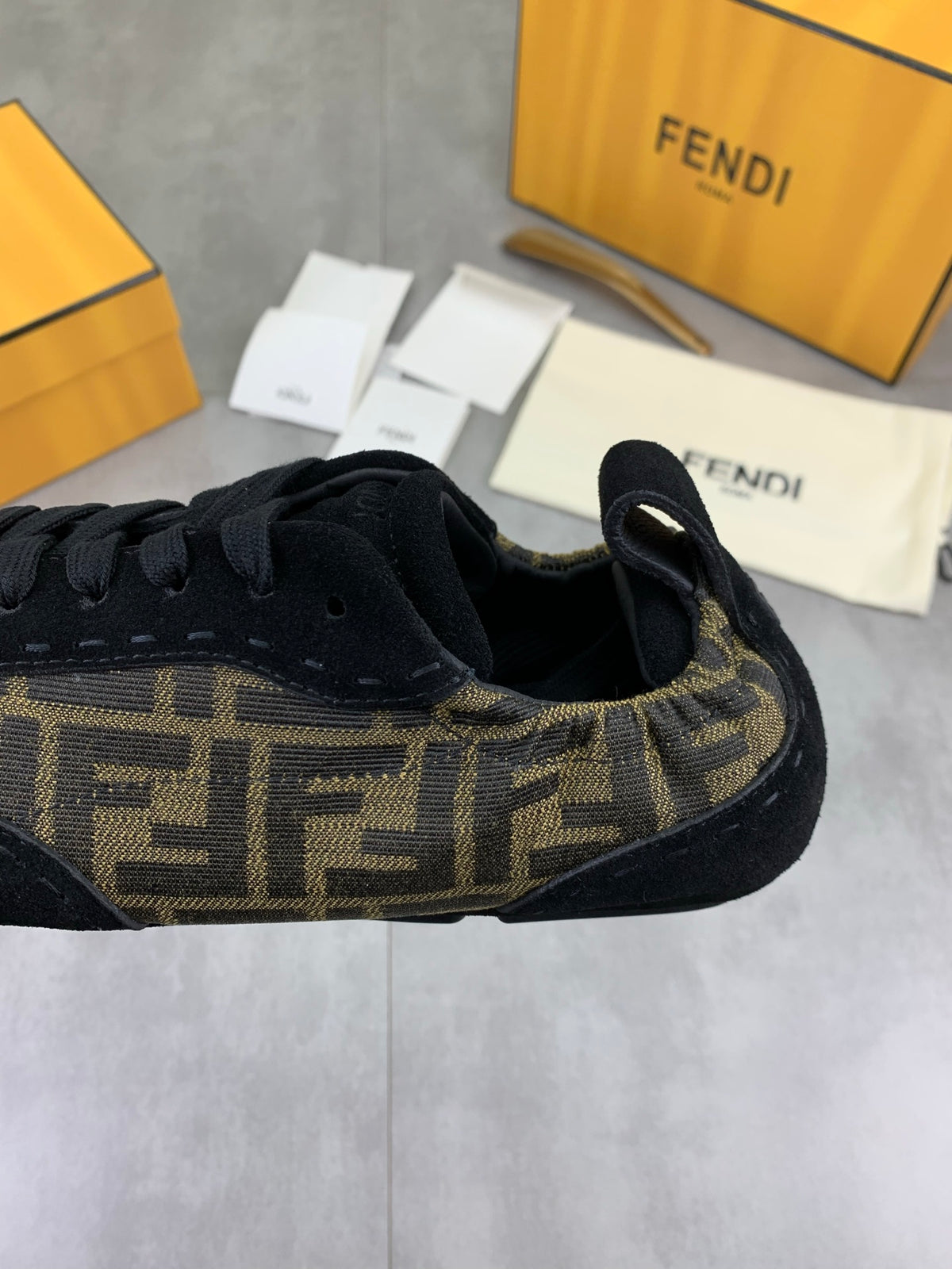 Шкіряні кросівки Fendi