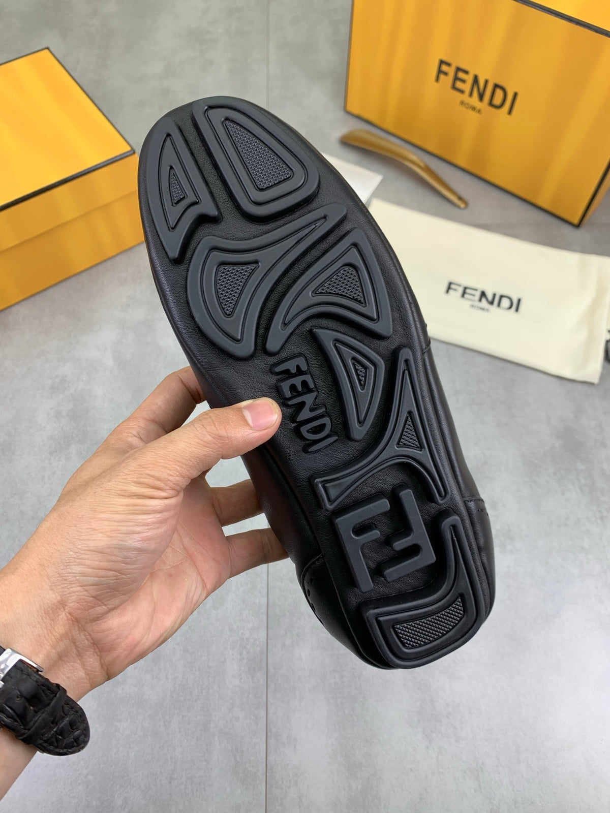 Шкіряні кросівки Fendi