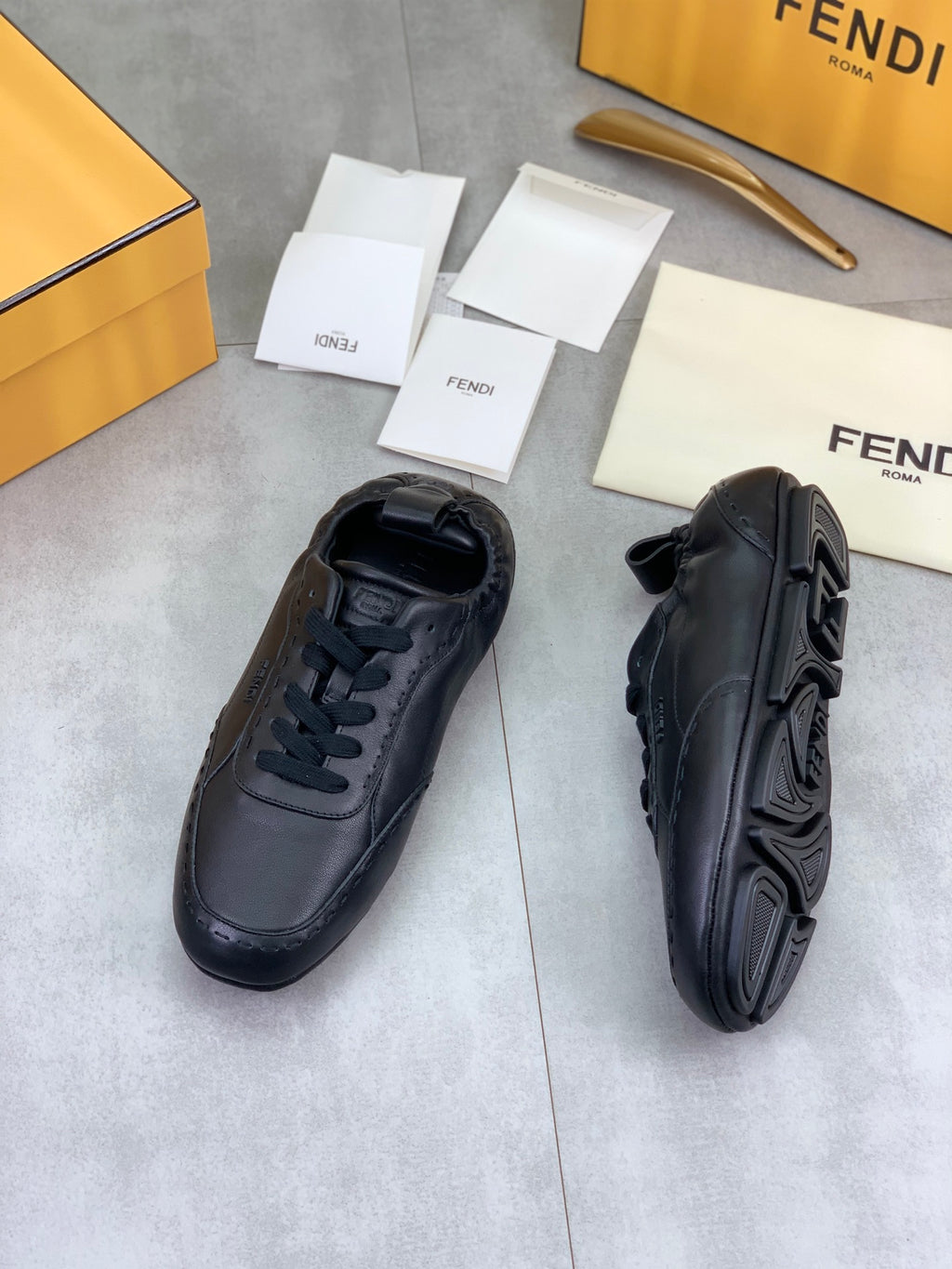 Шкіряні кросівки Fendi