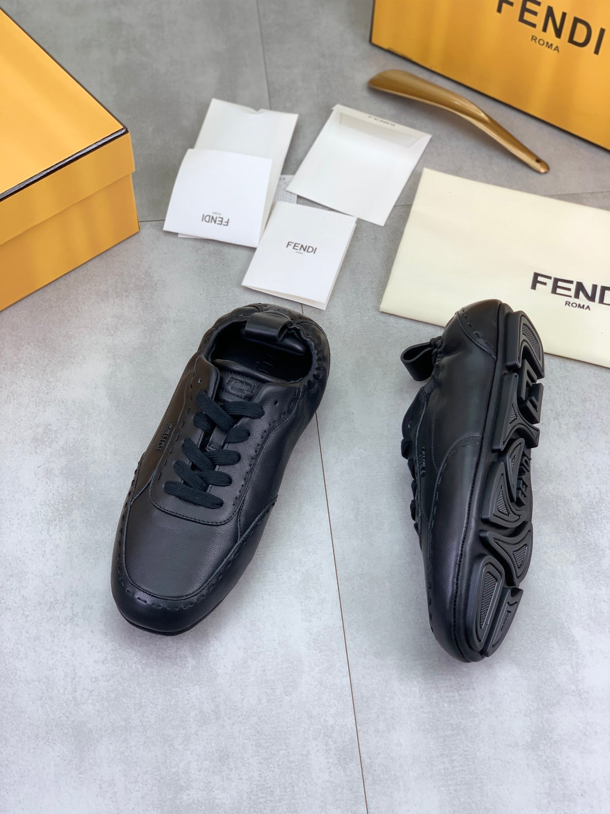 Шкіряні кросівки Fendi