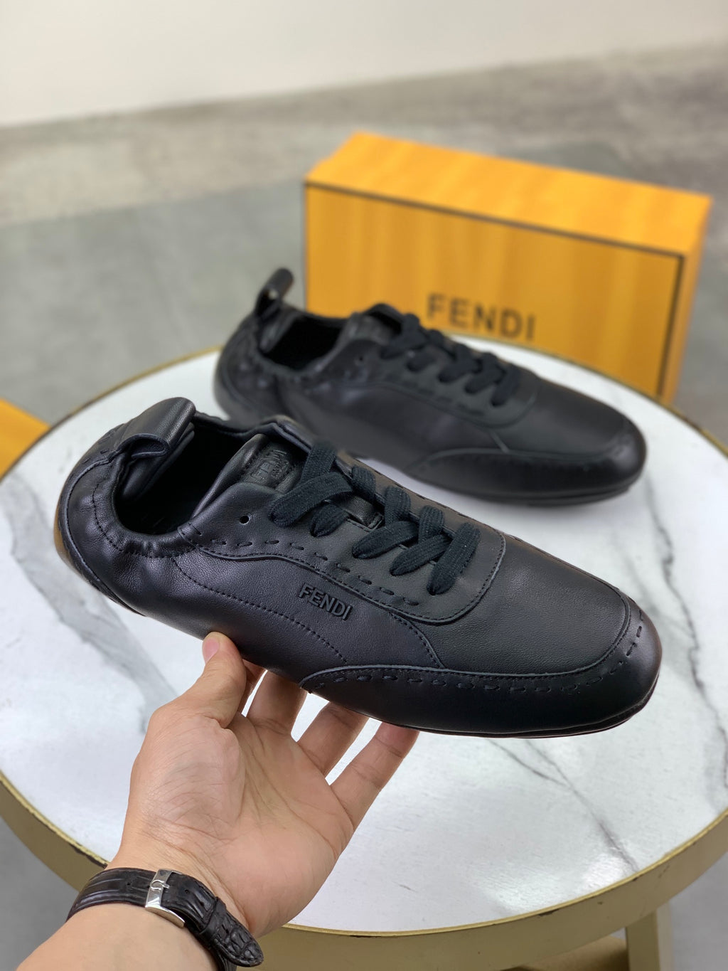 Шкіряні кросівки Fendi