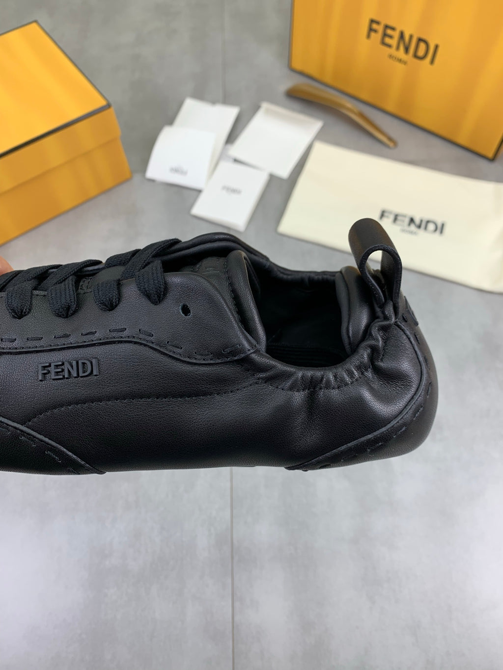 Шкіряні кросівки Fendi