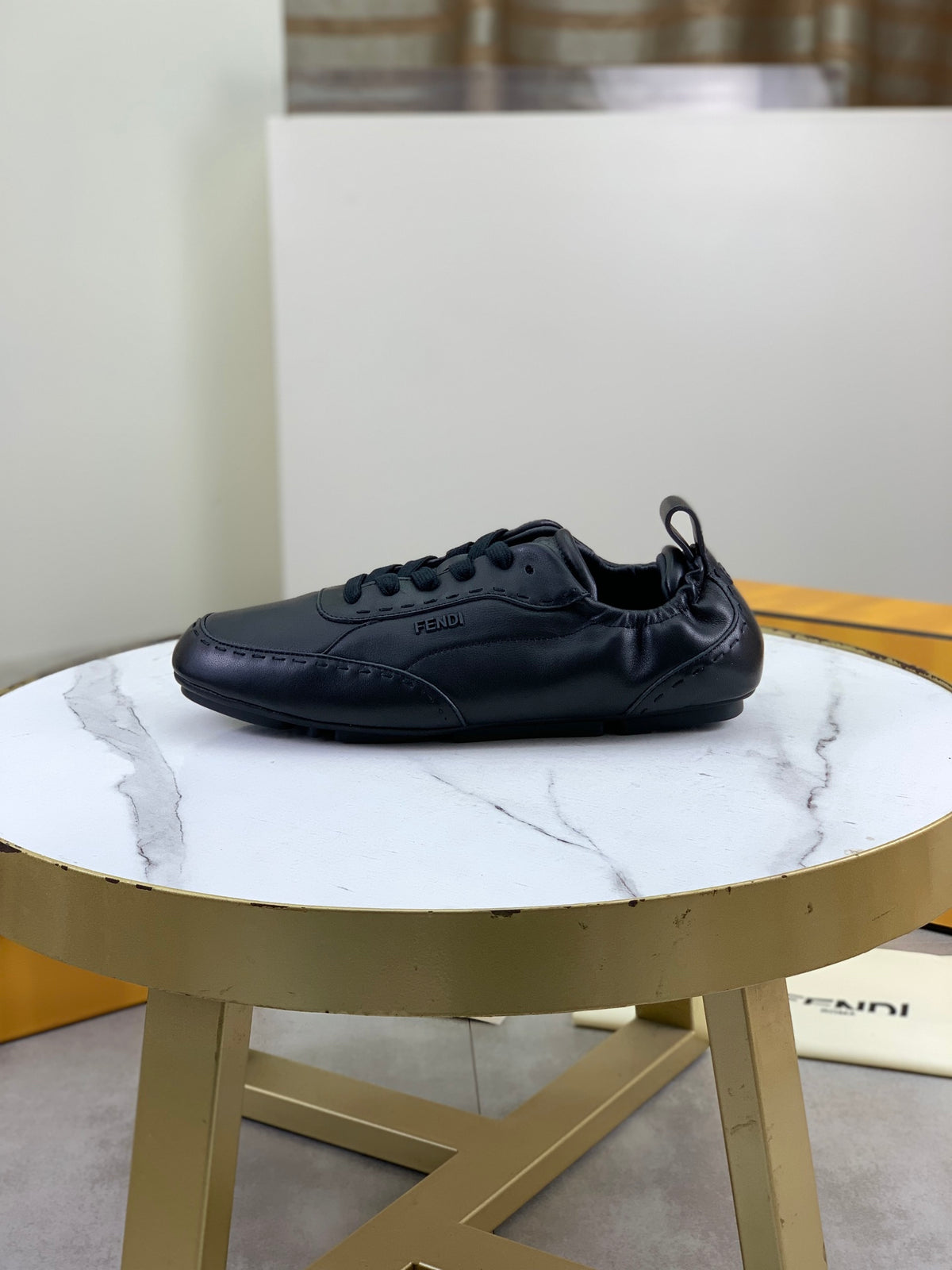 Шкіряні кросівки Fendi