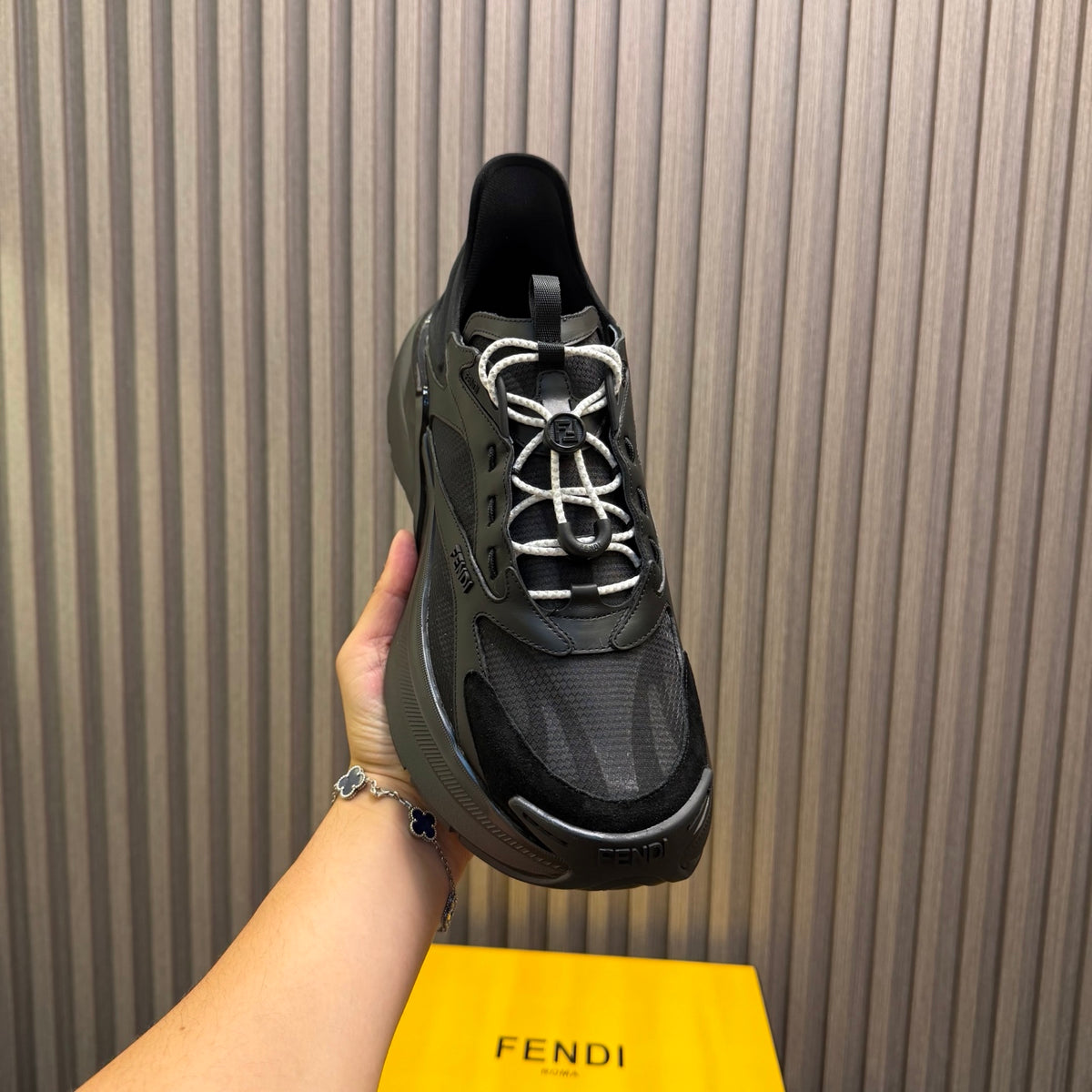 Шкіряні кросівки Fendi F-Light із сіткою